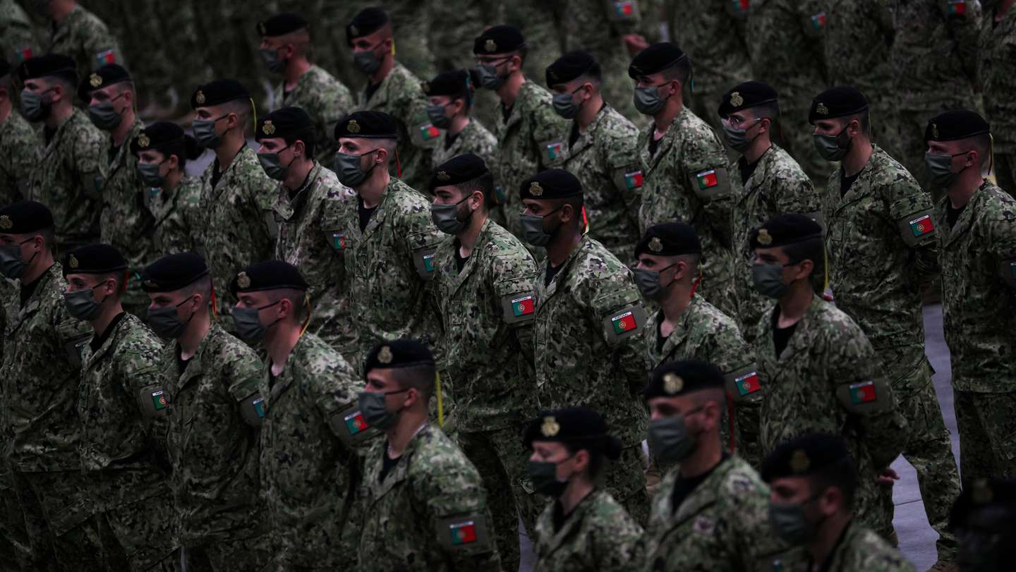 O Presidente da República, Marcelo Rebelo de Sousa e a Ministra da Defesa Nacional Helena Carreiras, na partida no Aeroporto de Figo Maduro, dos militares da primeira força nacional destacada para a Roménia devido ao conflito na Ucrânia. Esta força integra 221 militares, sendo 201 da companhia de atiradores (reforçada com um módulo de defesa antiaérea, um módulo de conjunto de informações e um módulo de apoio) e 20 da equipa de operações especiais. Lisboa, 15 de Abril de 2022. FILIPE AMORIM/OBSERVADOR