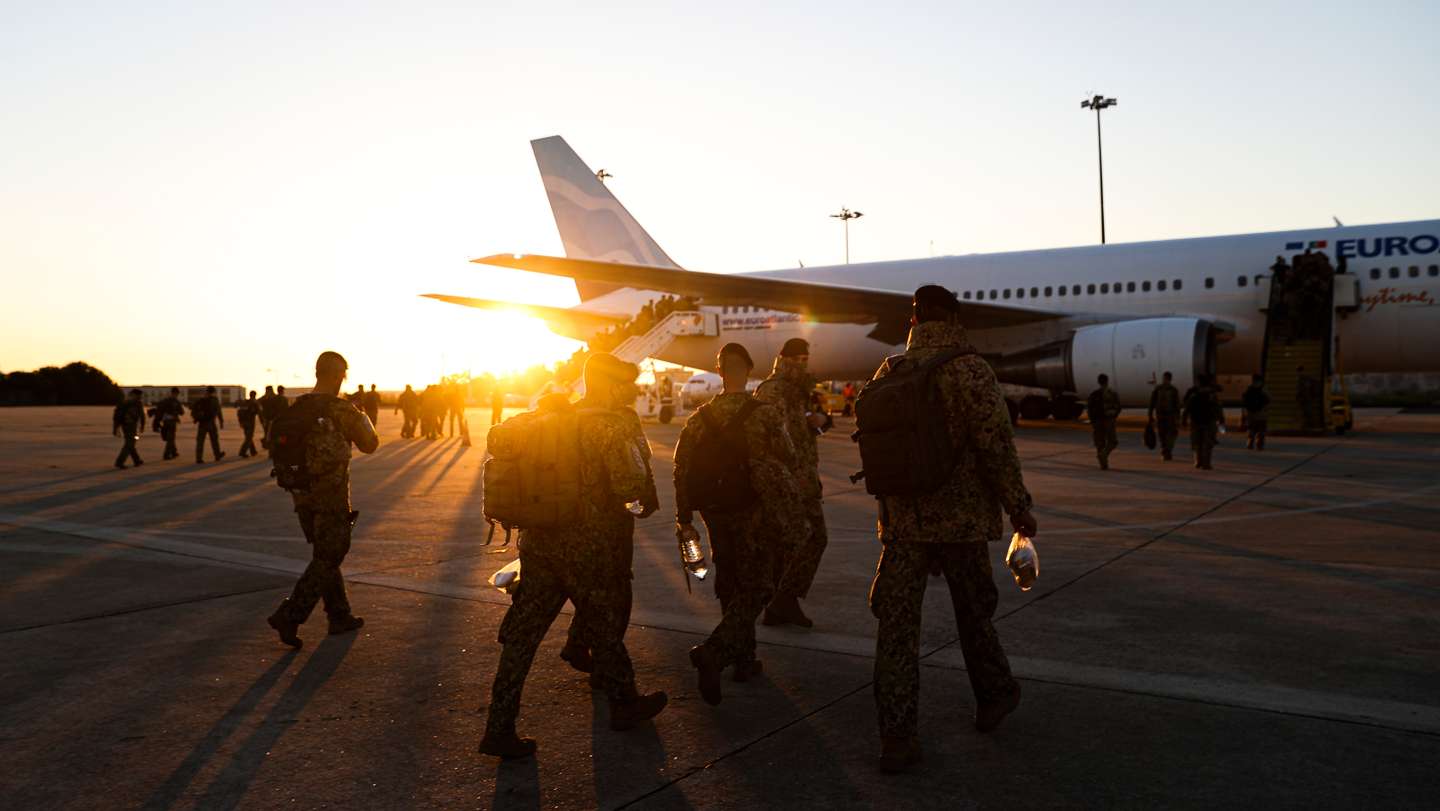 O Presidente da República, Marcelo Rebelo de Sousa e a Ministra da Defesa Nacional Helena Carreiras, na partida no Aeroporto de Figo Maduro, dos militares da primeira força nacional destacada para a Roménia devido ao conflito na Ucrânia. Esta força integra 221 militares, sendo 201 da companhia de atiradores (reforçada com um módulo de defesa antiaérea, um módulo de conjunto de informações e um módulo de apoio) e 20 da equipa de operações especiais. Lisboa, 15 de Abril de 2022. FILIPE AMORIM/OBSERVADOR