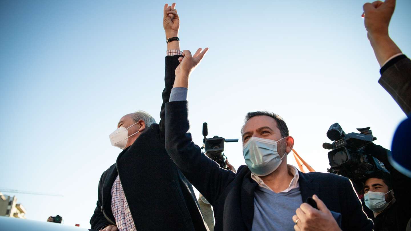 ELEIÇOES LEGISLATIVAS: Rui Rio, lider do Partido Social Democrata (PSD), durante uma arruada em Santa Maria da Feira, acompanhado de Luís Montenegro. As eleições legislativas realizam-se no próximo dia 30 de Janeiro. 22 de Janeiro de 2022, Santa Maria da Feira TOMÁS SILVA/OBSERVADOR