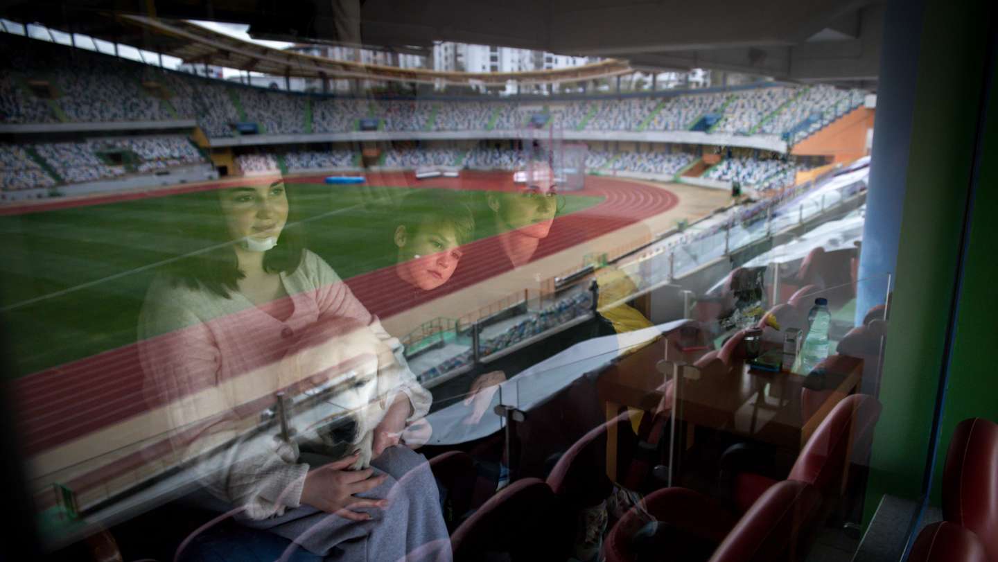 Refugiados ucranianos são acolhidos no Estádio Municipal Dr. Magalhães Pessoa, em Leiria. Os camarotes do estádio foram transformados em quartos com beliches e camas para abrigar o mais confortavelmente possível, todos os refugiados que devido à invasão da Rússia, tiveram que fugir da Ucrânia para a Europa. Chegaram a Leiria na noite passada. 10 de Março de 2022 Estádio Municipal, Leiria TOMÁS SILVA/OBSERVADOR
