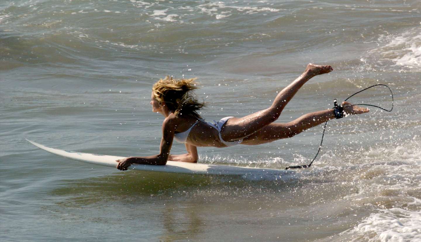 Cameron Diaz Surfs On Movie Set