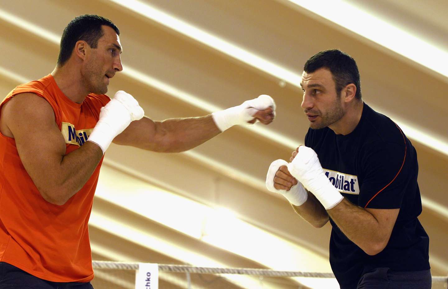 O mayor de Kiev, Vitali Klitschko, ex-campeão mundial de peso-pesado de boxe, e o irmão, Wladimir Klitschko , também ele ex-campeão de peso-pesado