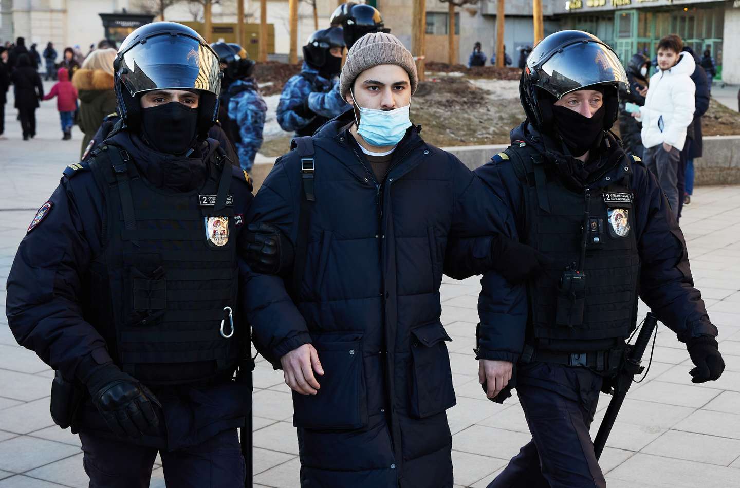 Manifestantes contra a invasão russa da Ucrânia são detidos pela polícia da Rússia, em Moscovo