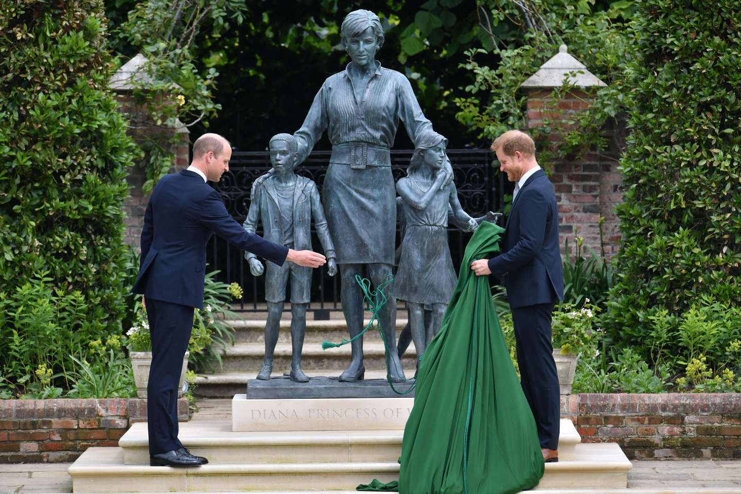 BRITAIN-ROYALS-DIANA-STATUE