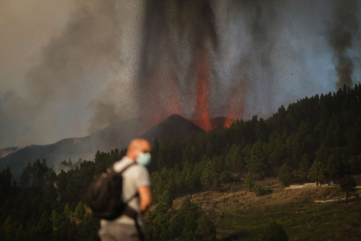 Mount Cumbre Vieja erupts in El Paso