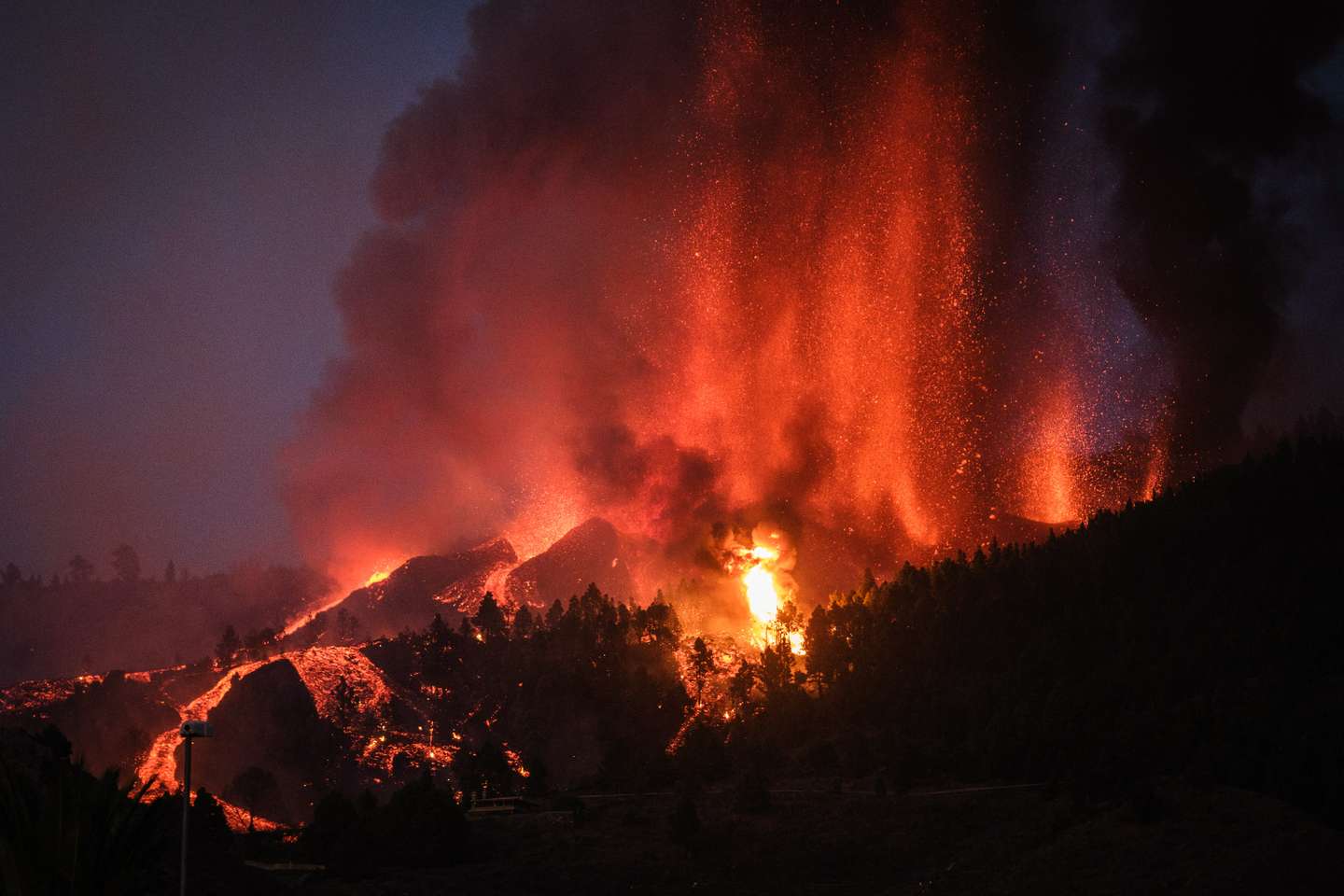 Mount Cumbre Vieja erupts in El Paso