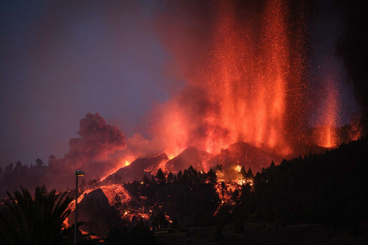 Mount Cumbre Vieja erupts in El Paso