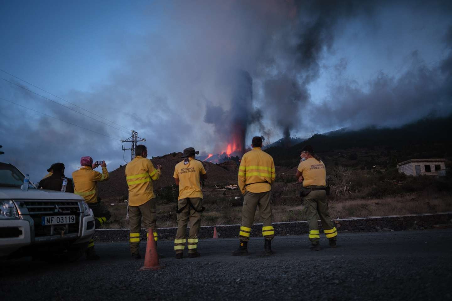 Mount Cumbre Vieja erupts in El Paso