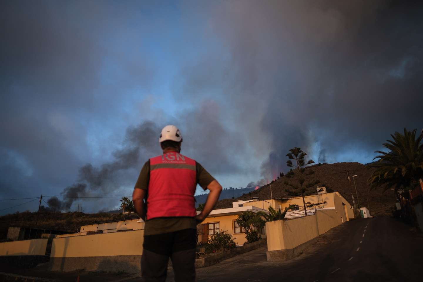 Mount Cumbre Vieja erupts in El Paso
