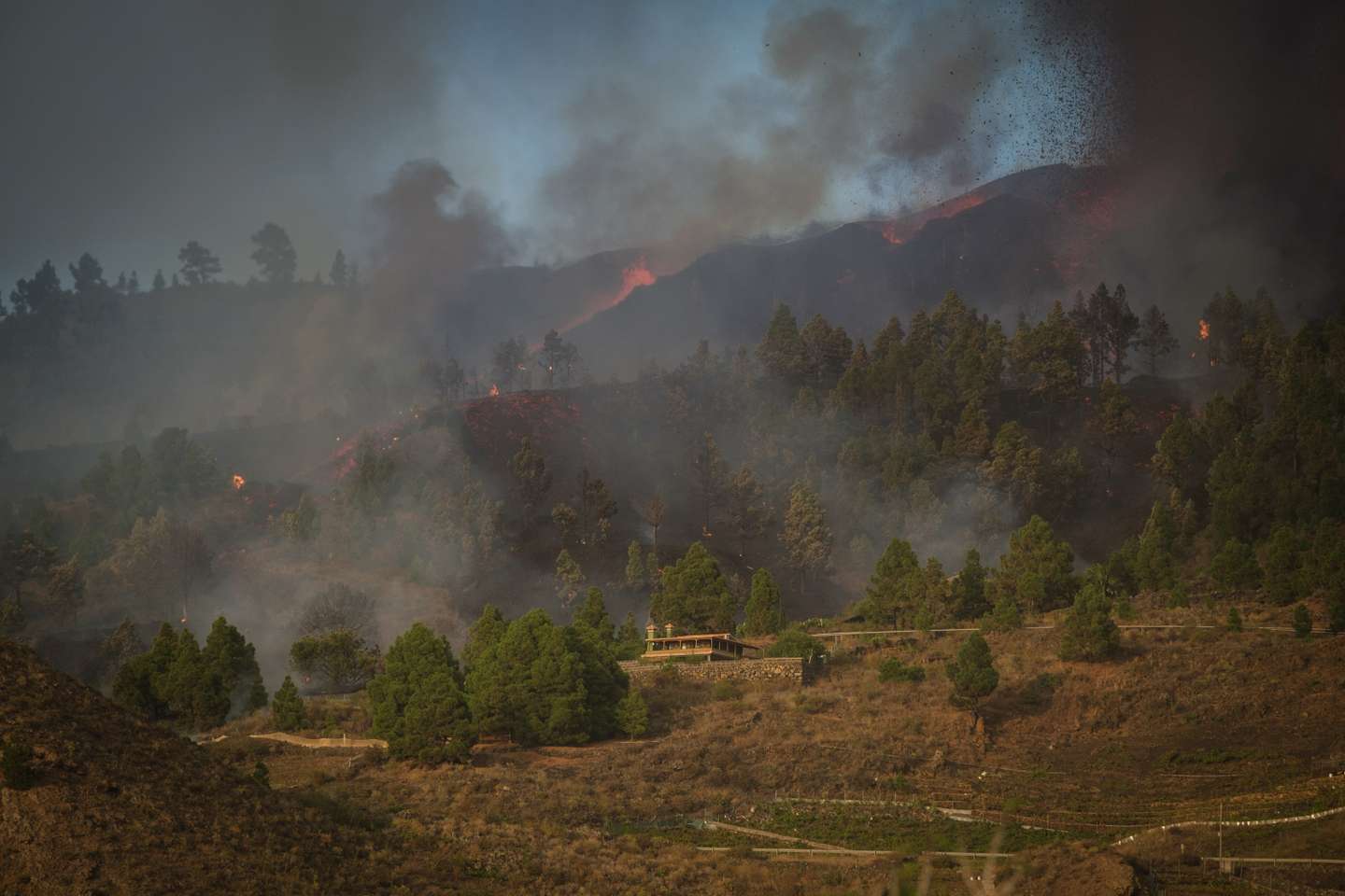 Mount Cumbre Vieja erupts in El Paso