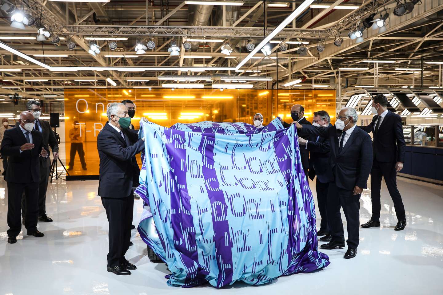 O Presidente da República, Marcelo Rebelo de Sousa, o Primeiro-Ministro, António Costa e o Ministro da Economia, Pedro Siza Vieira, visitaram a Autoeuropa, a propósito do 30º aniversário da fábrica e da apresentação do novo modelo da Volkswagen “T-Roc”. Palmela, 26 de Novembro de 2021. FILIPE AMORIM/OBSERVADOR