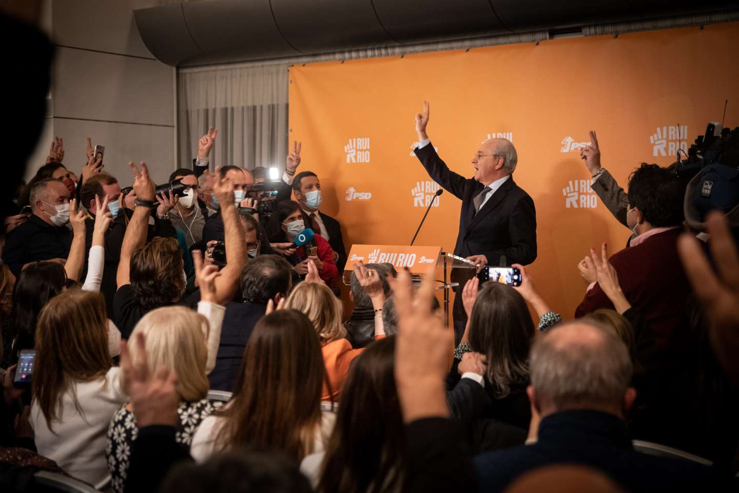 DIRETAS PSD: eleições internas do Partido Social Democrata - PSD - entre Rui Rio e Paulo Rangel, para a liderança do partido. Sede de campanha de Rui Rio, atual líder e re-candidato à liderança do partido, no Hotel Sheraton do Porto. Momento em que se soube da vitória. 27 de novembro de 2021. TOMÁS SILVA/OBSERVADOR