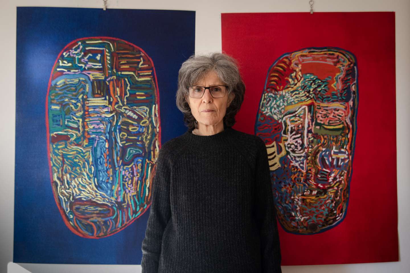 A escritora Luísa Costa Gomes, bem conhecida contista, romancista, dramaturga e cronista, em entrevista ao Observador na sua própria casa, pouco tempo depois de ter revelado a sua faceta de pintora na exposição “Atrás da Mão”, em Lisboa. 3 de Dezembro de 2021, Costa da Caparica TOMÁS SILVA/OBSERVADOR