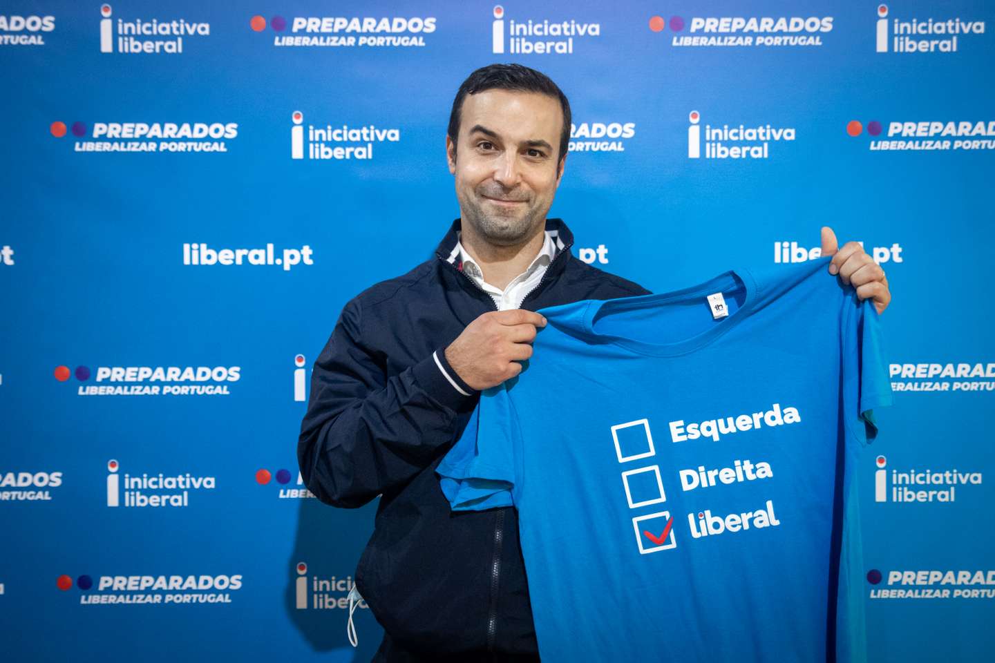 VI Convenção da Iniciativa Liberal - IL. O partido reúne em convenção no Centro de Congressos de Lisboa. Militantes do partido respondem à pergunta "Iniciativa Liberal, partido que se enquadra à esquerda ou à direita?" - Luís Silva, 38 anos. Lisboa, 11 de dezembro de 2021. TOMÁS SILVA/OBSERVADOR