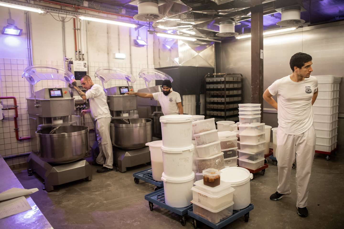O Bolo-Rei que demora 36 horas a ser feito, único no mundo, é fabricado em Alcântara na padaria GLEBA. Utilizando métodos naturais de fermentação e uma receita original, o bolo-rei na padaria GLEBA cumpre, desde a primeira mistura de água e farinha até à saída do forno, três dias de preparação para estar pronto a ser consumido. O Observador acompanhou todo o processo de fabricação deste bolo natalício, que só é produzido entre Novembro e Dezembro de cada ano. 7 de Dezembro de 2021 GLEBA (Moagem &amp;amp; Padaria), Alcântara, Lisboa TOMÁS SILVA/OBSERVADOR
