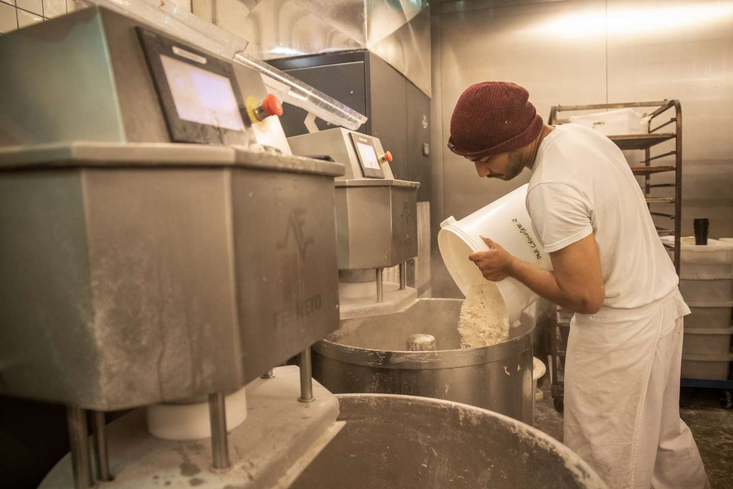 O Bolo-Rei que demora 36 horas a ser feito, único no mundo, é fabricado em Alcântara na padaria GLEBA. Utilizando métodos naturais de fermentação e uma receita original, o bolo-rei na padaria GLEBA cumpre, desde a primeira mistura de água e farinha até à saída do forno, três dias de preparação para estar pronto a ser consumido. O Observador acompanhou todo o processo de fabricação deste bolo natalício, que só é produzido entre Novembro e Dezembro de cada ano. 7 de Dezembro de 2021 GLEBA (Moagem &amp;amp; Padaria), Alcântara, Lisboa TOMÁS SILVA/OBSERVADOR