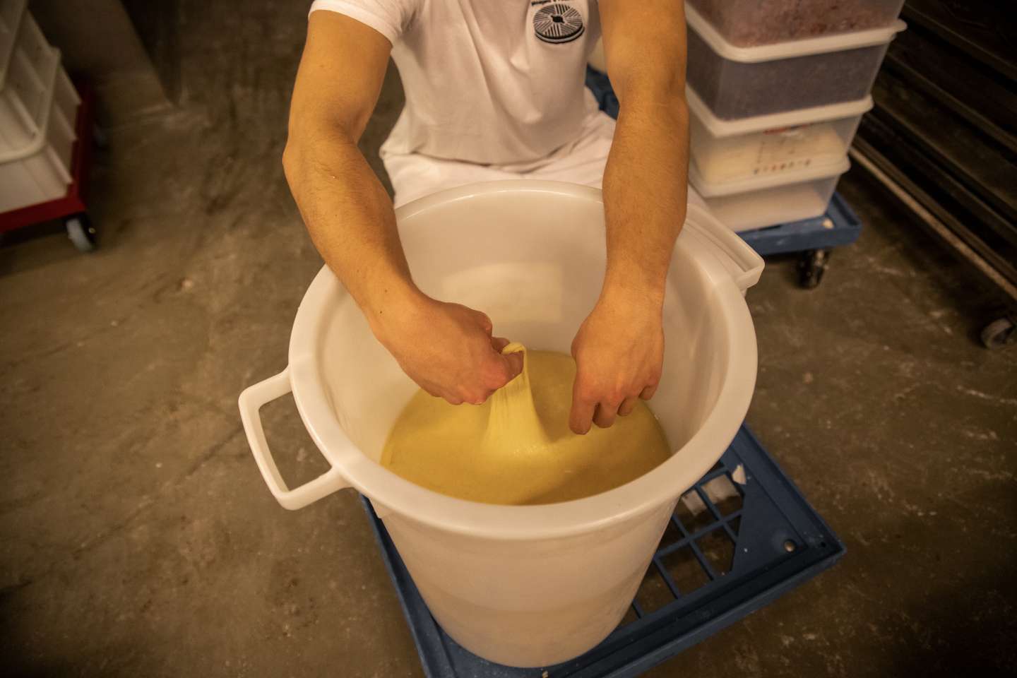 O Bolo-Rei que demora 36 horas a ser feito, único no mundo, é fabricado em Alcântara na padaria GLEBA. Utilizando métodos naturais de fermentação e uma receita original, o bolo-rei na padaria GLEBA cumpre, desde a primeira mistura de água e farinha até à saída do forno, três dias de preparação para estar pronto a ser consumido. O Observador acompanhou todo o processo de fabricação deste bolo natalício, que só é produzido entre Novembro e Dezembro de cada ano. 7 de Dezembro de 2021 GLEBA (Moagem &amp;amp; Padaria), Alcântara, Lisboa TOMÁS SILVA/OBSERVADOR