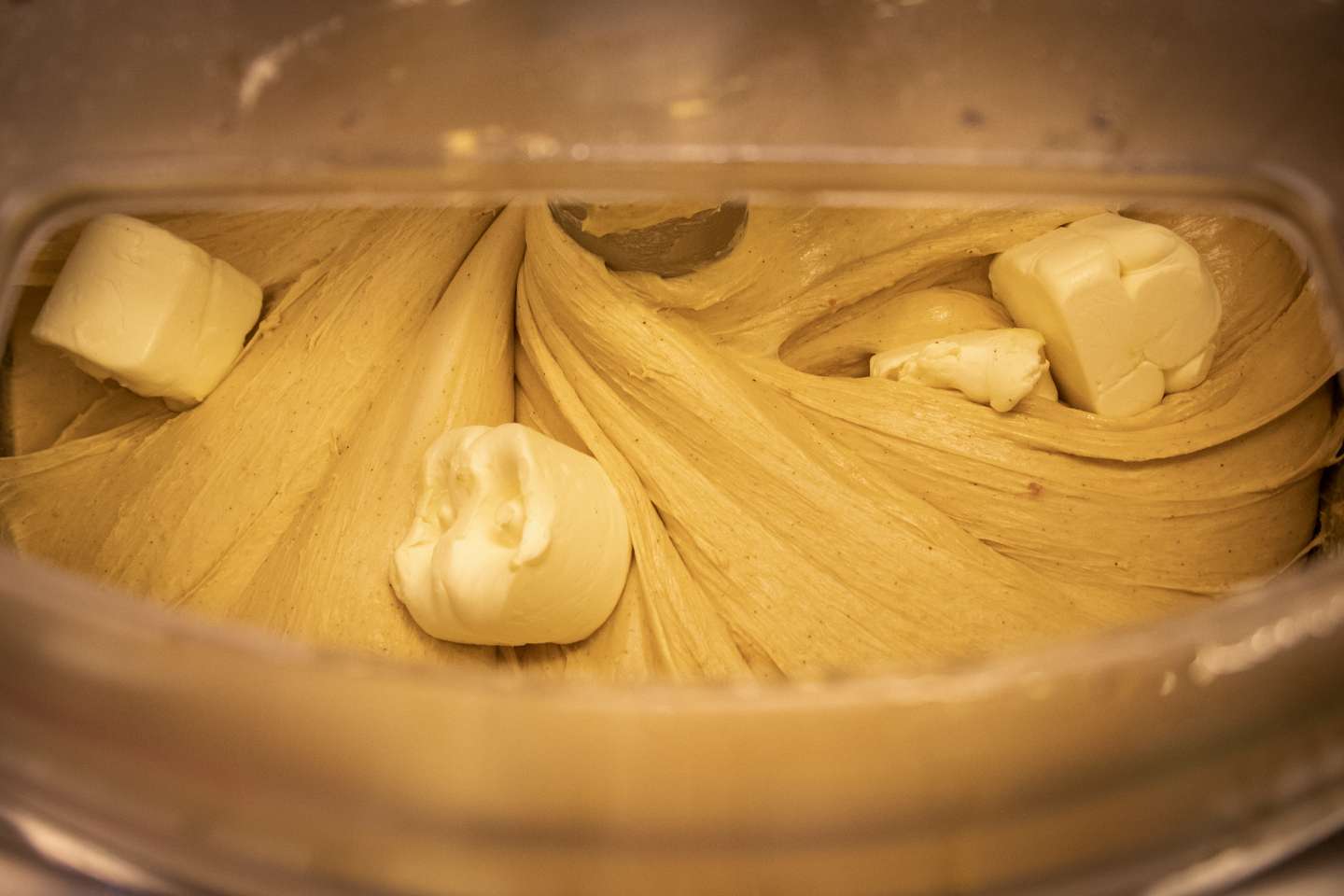 O Bolo-Rei que demora 36 horas a ser feito, único no mundo, é fabricado em Alcântara na padaria GLEBA. Utilizando métodos naturais de fermentação e uma receita original, o bolo-rei na padaria GLEBA cumpre, desde a primeira mistura de água e farinha até à saída do forno, três dias de preparação para estar pronto a ser consumido. O Observador acompanhou todo o processo de fabricação deste bolo natalício, que só é produzido entre Novembro e Dezembro de cada ano. 7 de Dezembro de 2021 GLEBA (Moagem &amp;amp; Padaria), Alcântara, Lisboa TOMÁS SILVA/OBSERVADOR