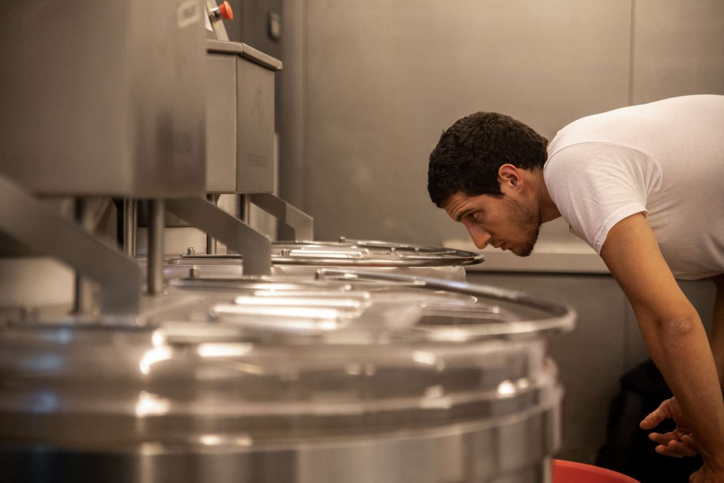 O Bolo-Rei que demora 36 horas a ser feito, único no mundo, é fabricado em Alcântara na padaria GLEBA. Utilizando métodos naturais de fermentação e uma receita original, o bolo-rei na padaria GLEBA cumpre, desde a primeira mistura de água e farinha até à saída do forno, três dias de preparação para estar pronto a ser consumido. O Observador acompanhou todo o processo de fabricação deste bolo natalício, que só é produzido entre Novembro e Dezembro de cada ano. 7 de Dezembro de 2021 GLEBA (Moagem &amp;amp; Padaria), Alcântara, Lisboa TOMÁS SILVA/OBSERVADOR