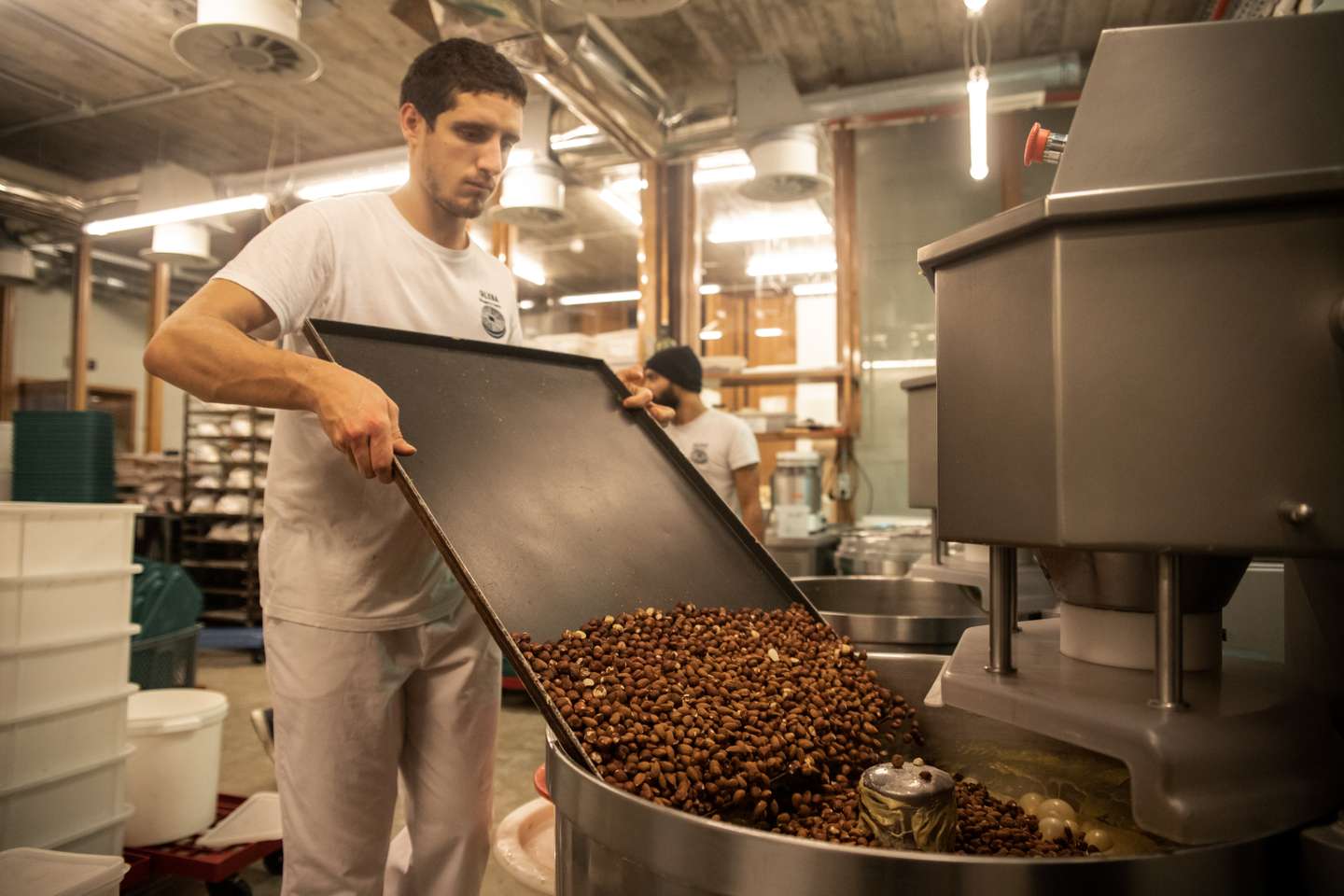 O Bolo-Rei que demora 36 horas a ser feito, único no mundo, é fabricado em Alcântara na padaria GLEBA. Utilizando métodos naturais de fermentação e uma receita original, o bolo-rei na padaria GLEBA cumpre, desde a primeira mistura de água e farinha até à saída do forno, três dias de preparação para estar pronto a ser consumido. O Observador acompanhou todo o processo de fabricação deste bolo natalício, que só é produzido entre Novembro e Dezembro de cada ano. 7 de Dezembro de 2021 GLEBA (Moagem &amp;amp; Padaria), Alcântara, Lisboa TOMÁS SILVA/OBSERVADOR