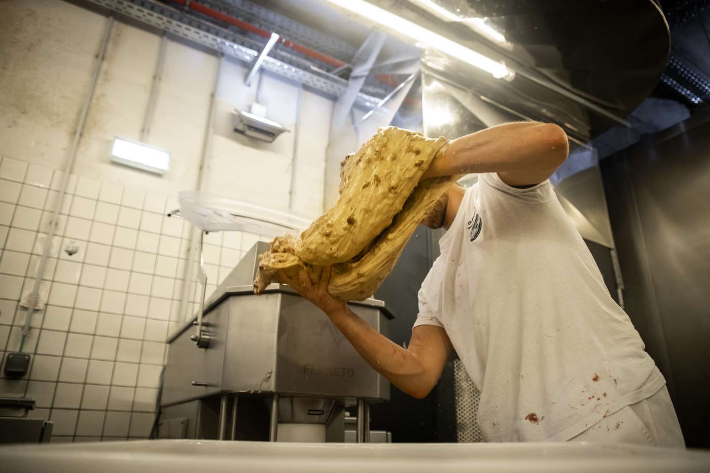 O Bolo-Rei que demora 36 horas a ser feito, único no mundo, é fabricado em Alcântara na padaria GLEBA. Utilizando métodos naturais de fermentação e uma receita original, o bolo-rei na padaria GLEBA cumpre, desde a primeira mistura de água e farinha até à saída do forno, três dias de preparação para estar pronto a ser consumido. O Observador acompanhou todo o processo de fabricação deste bolo natalício, que só é produzido entre Novembro e Dezembro de cada ano. 7 de Dezembro de 2021 GLEBA (Moagem &amp;amp; Padaria), Alcântara, Lisboa TOMÁS SILVA/OBSERVADOR