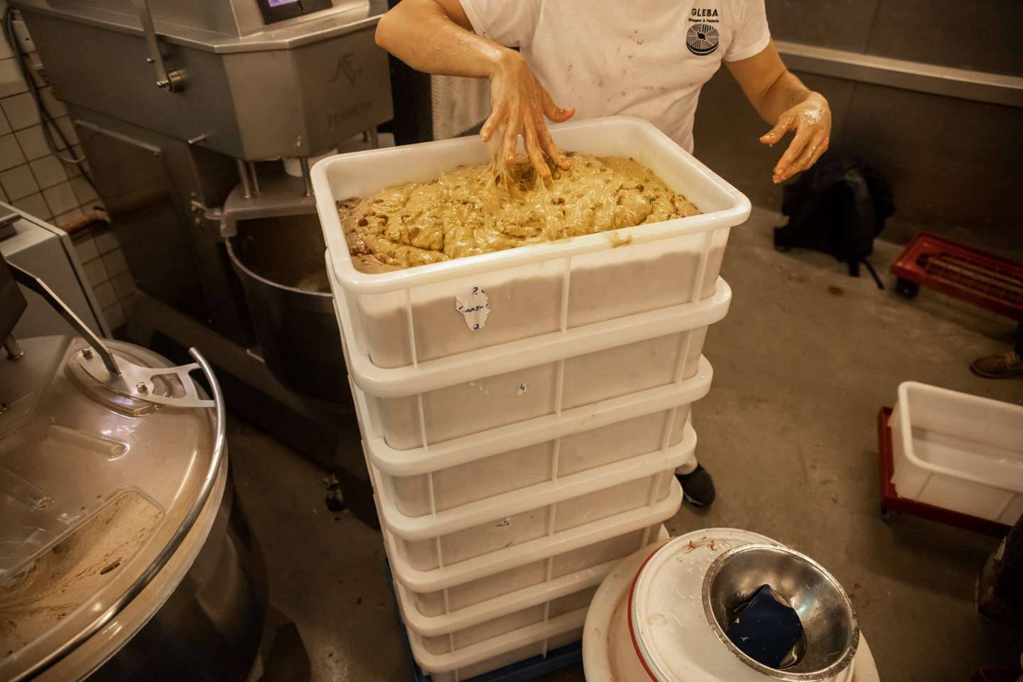 O Bolo-Rei que demora 36 horas a ser feito, único no mundo, é fabricado em Alcântara na padaria GLEBA. Utilizando métodos naturais de fermentação e uma receita original, o bolo-rei na padaria GLEBA cumpre, desde a primeira mistura de água e farinha até à saída do forno, três dias de preparação para estar pronto a ser consumido. O Observador acompanhou todo o processo de fabricação deste bolo natalício, que só é produzido entre Novembro e Dezembro de cada ano. 7 de Dezembro de 2021 GLEBA (Moagem &amp;amp; Padaria), Alcântara, Lisboa TOMÁS SILVA/OBSERVADOR