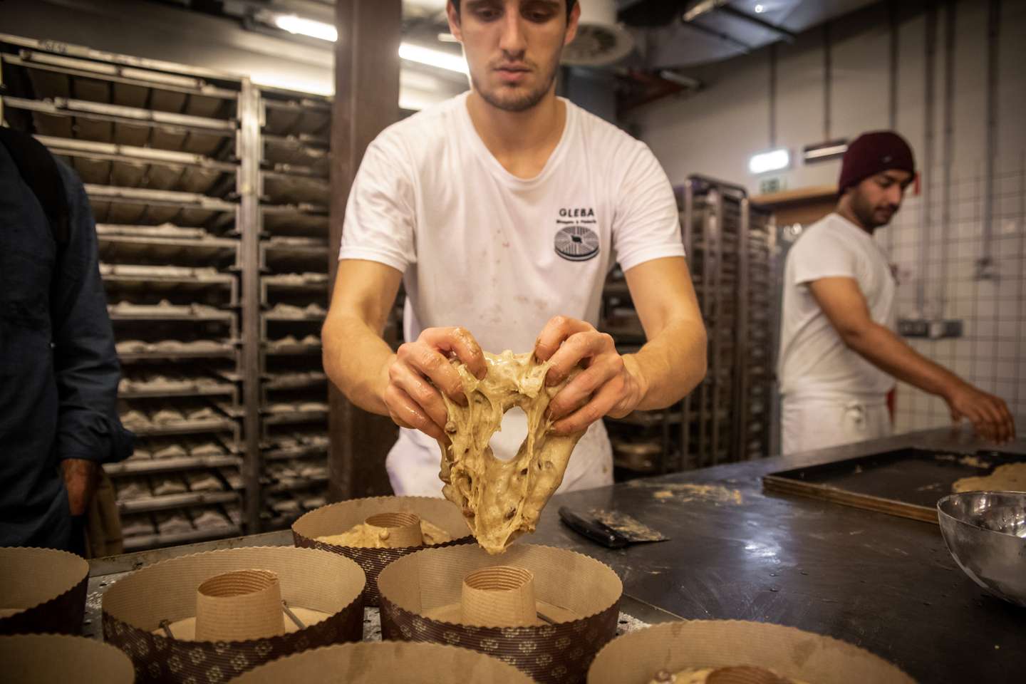 O Bolo-Rei que demora 36 horas a ser feito, único no mundo, é fabricado em Alcântara na padaria GLEBA. Utilizando métodos naturais de fermentação e uma receita original, o bolo-rei na padaria GLEBA cumpre, desde a primeira mistura de água e farinha até à saída do forno, três dias de preparação para estar pronto a ser consumido. O Observador acompanhou todo o processo de fabricação deste bolo natalício, que só é produzido entre Novembro e Dezembro de cada ano. 7 de Dezembro de 2021 GLEBA (Moagem &amp;amp; Padaria), Alcântara, Lisboa TOMÁS SILVA/OBSERVADOR