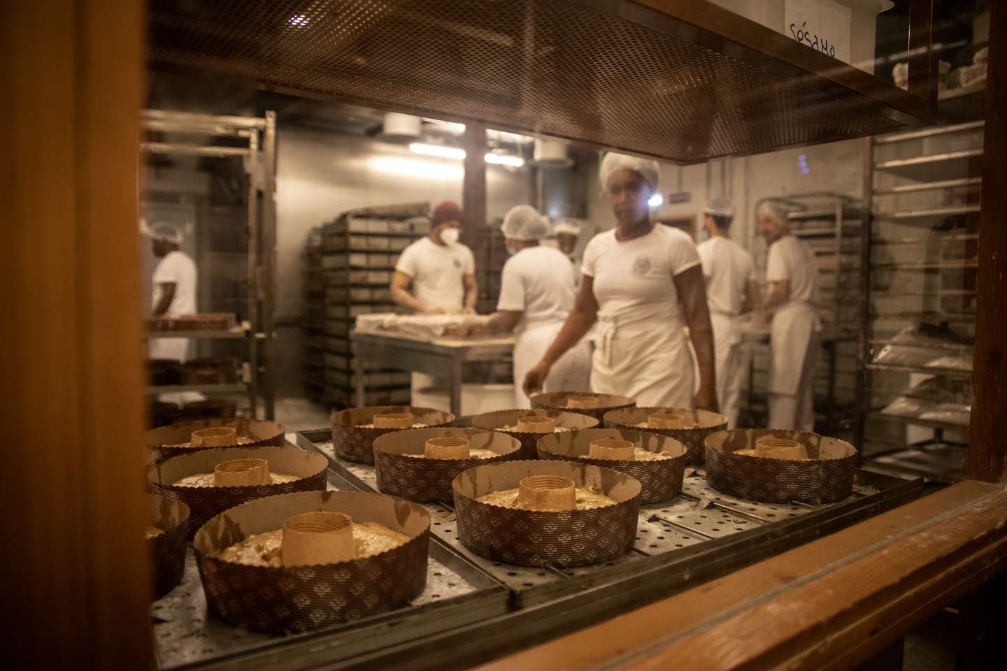O Bolo-Rei que demora 36 horas a ser feito, único no mundo, é fabricado em Alcântara na padaria GLEBA. Utilizando métodos naturais de fermentação e uma receita original, o bolo-rei na padaria GLEBA cumpre, desde a primeira mistura de água e farinha até à saída do forno, três dias de preparação para estar pronto a ser consumido. O Observador acompanhou todo o processo de fabricação deste bolo natalício, que só é produzido entre Novembro e Dezembro de cada ano. 7 de Dezembro de 2021 GLEBA (Moagem &amp;amp; Padaria), Alcântara, Lisboa TOMÁS SILVA/OBSERVADOR