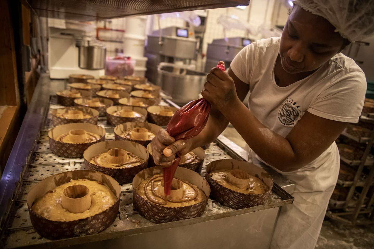 O Bolo-Rei que demora 36 horas a ser feito, único no mundo, é fabricado em Alcântara na padaria GLEBA. Utilizando métodos naturais de fermentação e uma receita original, o bolo-rei na padaria GLEBA cumpre, desde a primeira mistura de água e farinha até à saída do forno, três dias de preparação para estar pronto a ser consumido. O Observador acompanhou todo o processo de fabricação deste bolo natalício, que só é produzido entre Novembro e Dezembro de cada ano. 7 de Dezembro de 2021 GLEBA (Moagem &amp;amp; Padaria), Alcântara, Lisboa TOMÁS SILVA/OBSERVADOR