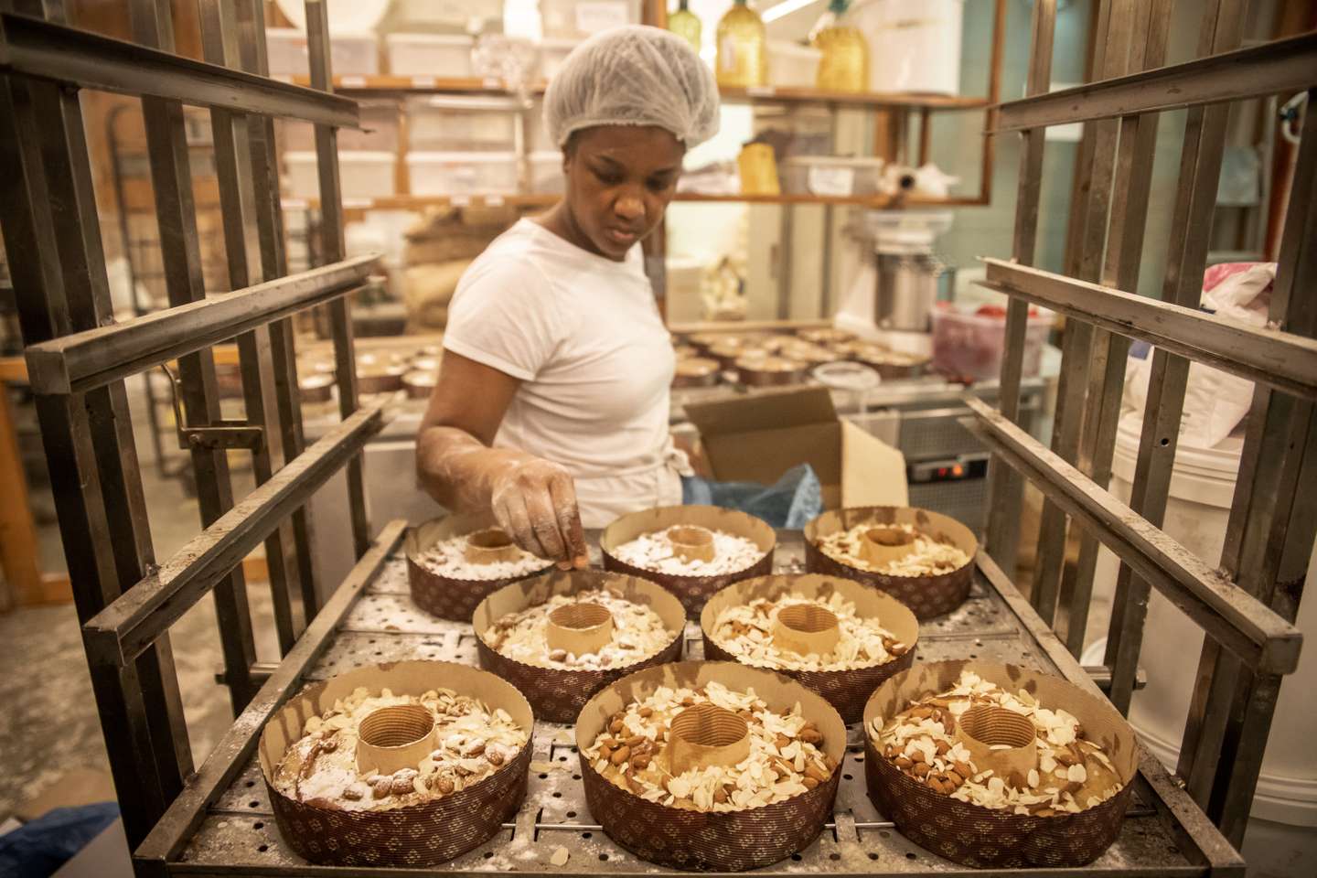 O Bolo-Rei que demora 36 horas a ser feito, único no mundo, é fabricado em Alcântara na padaria GLEBA. Utilizando métodos naturais de fermentação e uma receita original, o bolo-rei na padaria GLEBA cumpre, desde a primeira mistura de água e farinha até à saída do forno, três dias de preparação para estar pronto a ser consumido. O Observador acompanhou todo o processo de fabricação deste bolo natalício, que só é produzido entre Novembro e Dezembro de cada ano. 7 de Dezembro de 2021 GLEBA (Moagem &amp;amp; Padaria), Alcântara, Lisboa TOMÁS SILVA/OBSERVADOR