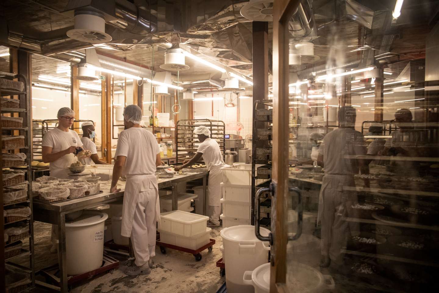 O Bolo-Rei que demora 36 horas a ser feito, único no mundo, é fabricado em Alcântara na padaria GLEBA. Utilizando métodos naturais de fermentação e uma receita original, o bolo-rei na padaria GLEBA cumpre, desde a primeira mistura de água e farinha até à saída do forno, três dias de preparação para estar pronto a ser consumido. O Observador acompanhou todo o processo de fabricação deste bolo natalício, que só é produzido entre Novembro e Dezembro de cada ano. 7 de Dezembro de 2021 GLEBA (Moagem &amp;amp; Padaria), Alcântara, Lisboa TOMÁS SILVA/OBSERVADOR