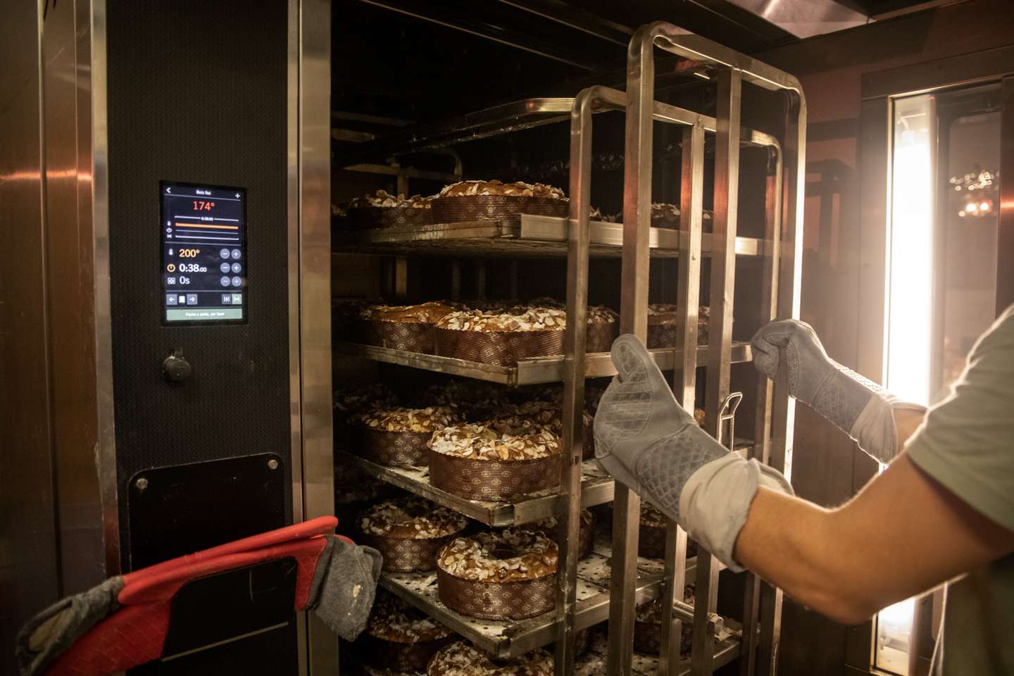 O Bolo-Rei que demora 36 horas a ser feito, único no mundo, é fabricado em Alcântara na padaria GLEBA. Utilizando métodos naturais de fermentação e uma receita original, o bolo-rei na padaria GLEBA cumpre, desde a primeira mistura de água e farinha até à saída do forno, três dias de preparação para estar pronto a ser consumido. O Observador acompanhou todo o processo de fabricação deste bolo natalício, que só é produzido entre Novembro e Dezembro de cada ano. 7 de Dezembro de 2021 GLEBA (Moagem &amp;amp; Padaria), Alcântara, Lisboa TOMÁS SILVA/OBSERVADOR