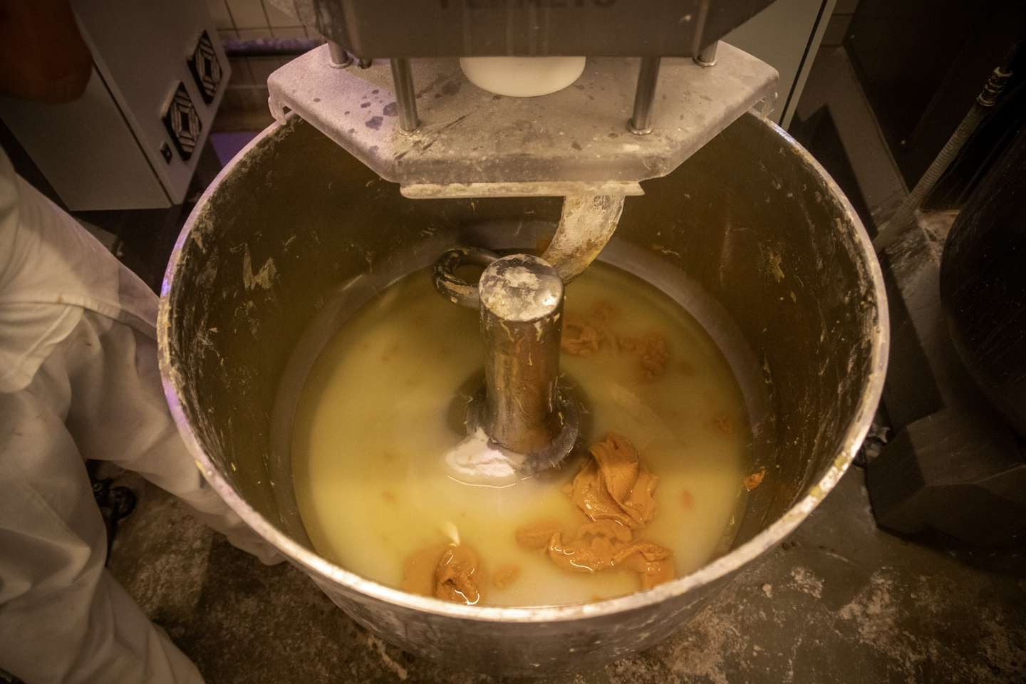 O Bolo-Rei que demora 36 horas a ser feito, único no mundo, é fabricado em Alcântara na padaria GLEBA. Utilizando métodos naturais de fermentação e uma receita original, o bolo-rei na padaria GLEBA cumpre, desde a primeira mistura de água e farinha até à saída do forno, três dias de preparação para estar pronto a ser consumido. O Observador acompanhou todo o processo de fabricação deste bolo natalício, que só é produzido entre Novembro e Dezembro de cada ano. 7 de Dezembro de 2021 GLEBA (Moagem &amp;amp; Padaria), Alcântara, Lisboa TOMÁS SILVA/OBSERVADOR