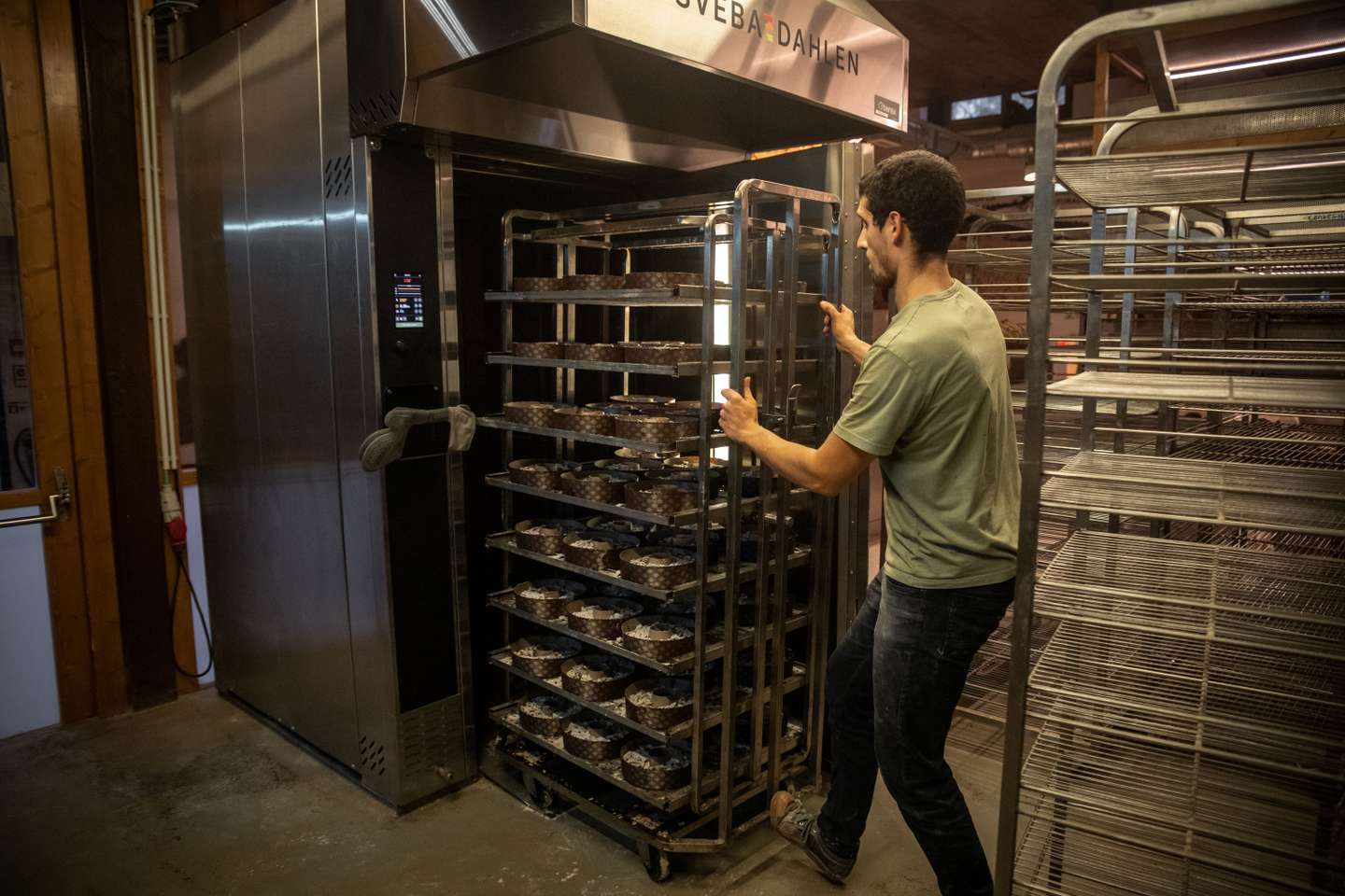 O Bolo-Rei que demora 36 horas a ser feito, único no mundo, é fabricado em Alcântara na padaria GLEBA. Utilizando métodos naturais de fermentação e uma receita original, o bolo-rei na padaria GLEBA cumpre, desde a primeira mistura de água e farinha até à saída do forno, três dias de preparação para estar pronto a ser consumido. O Observador acompanhou todo o processo de fabricação deste bolo natalício, que só é produzido entre Novembro e Dezembro de cada ano. 7 de Dezembro de 2021 GLEBA (Moagem &amp;amp; Padaria), Alcântara, Lisboa TOMÁS SILVA/OBSERVADOR