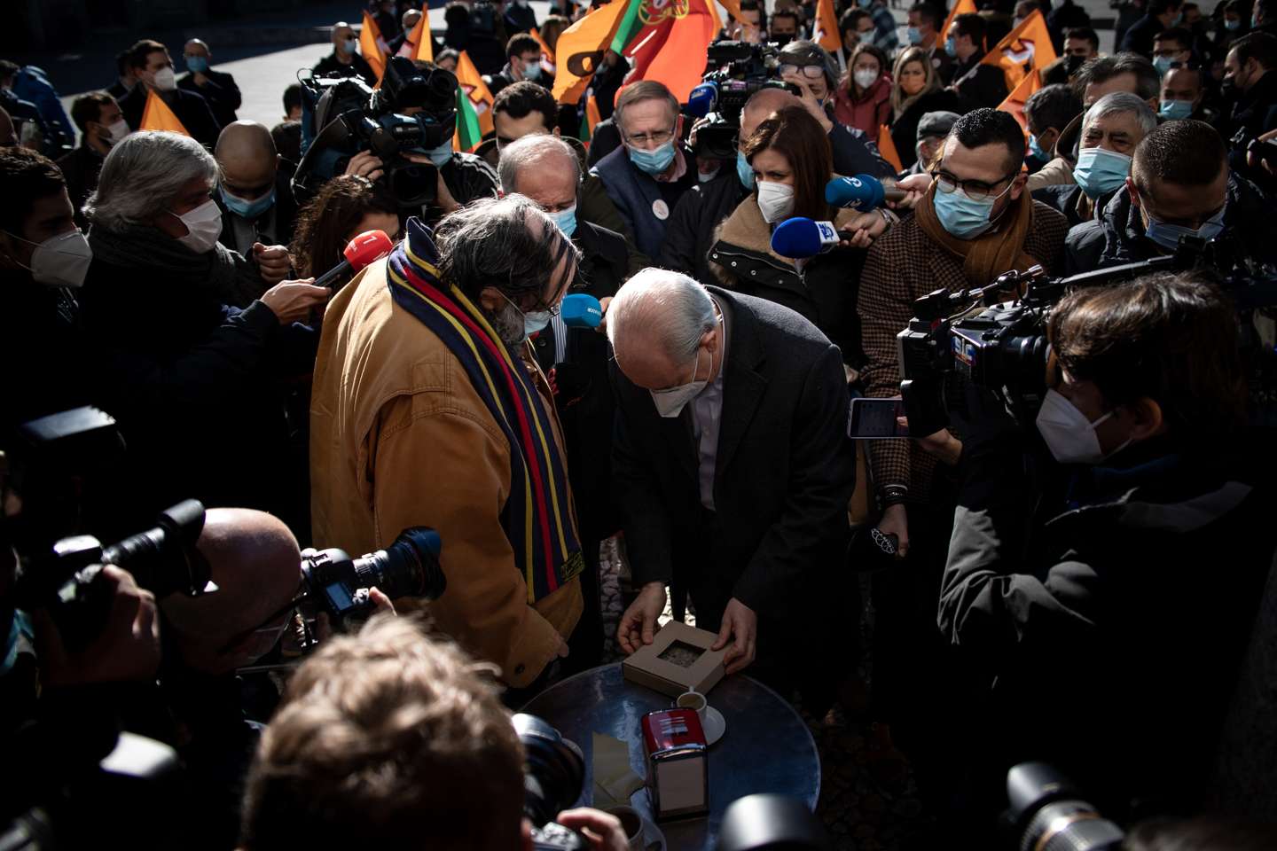 ELEIÇOES LEGISLATIVAS: Rui Rio, lider do Partido Social Democrata (PSD), durante uma arruada na Guarda. As eleições legislativas realizam-se no próximo dia 30 de Janeiro. 19 de Janeiro de 2022, Guarda. TOMÁS SILVA/OBSERVADOR