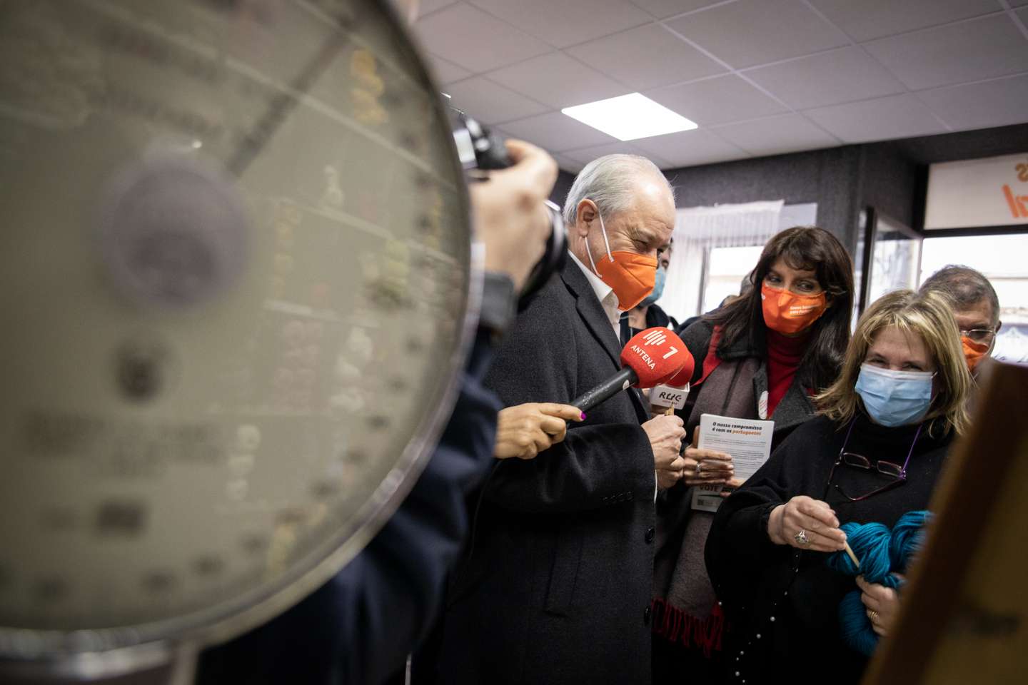 ELEIÇOES LEGISLATIVAS: Rui Rio, lider do Partido Social Democrata (PSD), durante uma arruada em Coimbra. As eleições legislativas realizam-se no próximo dia 30 de Janeiro. 21 de Janeiro de 2022, Coimbra.. TOMÁS SILVA/OBSERVADOR