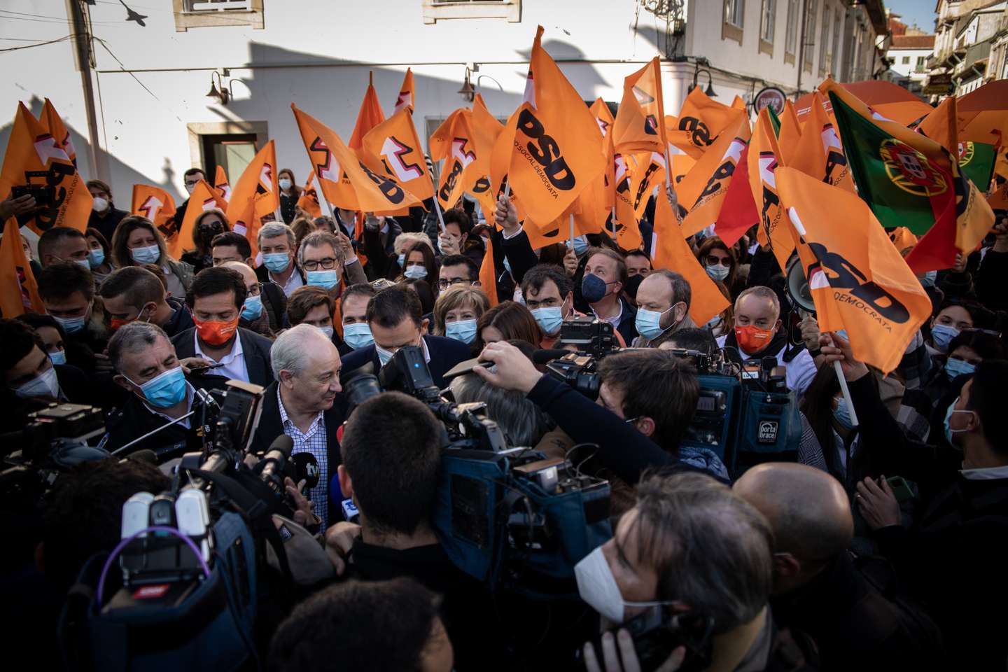 ELEIÇOES LEGISLATIVAS: Rui Rio, lider do Partido Social Democrata (PSD), durante uma arruada em Santa Maria da Feira, acompanhado de Luís Montenegro. As eleições legislativas realizam-se no próximo dia 30 de Janeiro. 22 de Janeiro de 2022, Santa Maria da Feira TOMÁS SILVA/OBSERVADOR