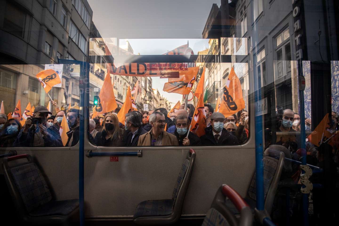 ELEIÇOES LEGISLATIVAS: Rui Rio, lider do Partido Social Democrata (PSD), desce a Rua de Santa Catarina no Porto acompanhado de centenas de apoiantes do partido. As eleições legislativas realizam-se no próximo dia 30 de Janeiro. 27 de Janeiro de 2022, Porto TOMÁS SILVA/OBSERVADOR