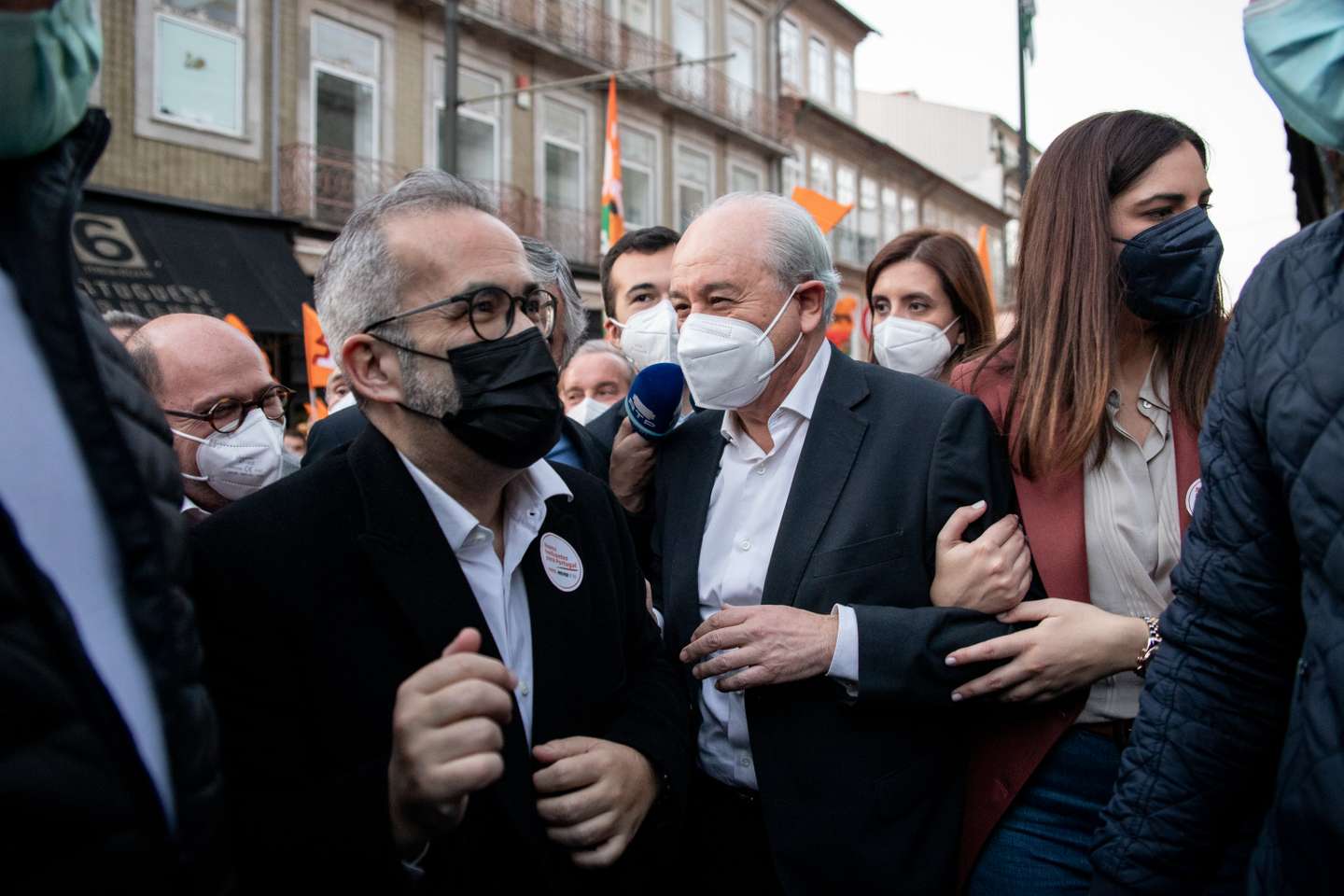 ELEIÇOES LEGISLATIVAS: Rui Rio, lider do Partido Social Democrata (PSD), desce a Rua de Santa Catarina no Porto acompanhado de centenas de apoiantes do partido. As eleições legislativas realizam-se no próximo dia 30 de Janeiro. 27 de Janeiro de 2022, Porto TOMÁS SILVA/OBSERVADOR