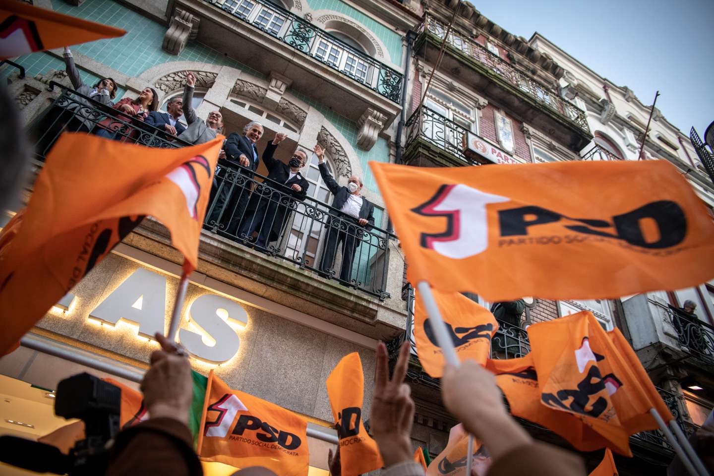 ELEIÇOES LEGISLATIVAS: Rui Rio, lider do Partido Social Democrata (PSD), desce a Rua de Santa Catarina no Porto acompanhado de centenas de apoiantes do partido. As eleições legislativas realizam-se no próximo dia 30 de Janeiro. 27 de Janeiro de 2022, Porto TOMÁS SILVA/OBSERVADOR