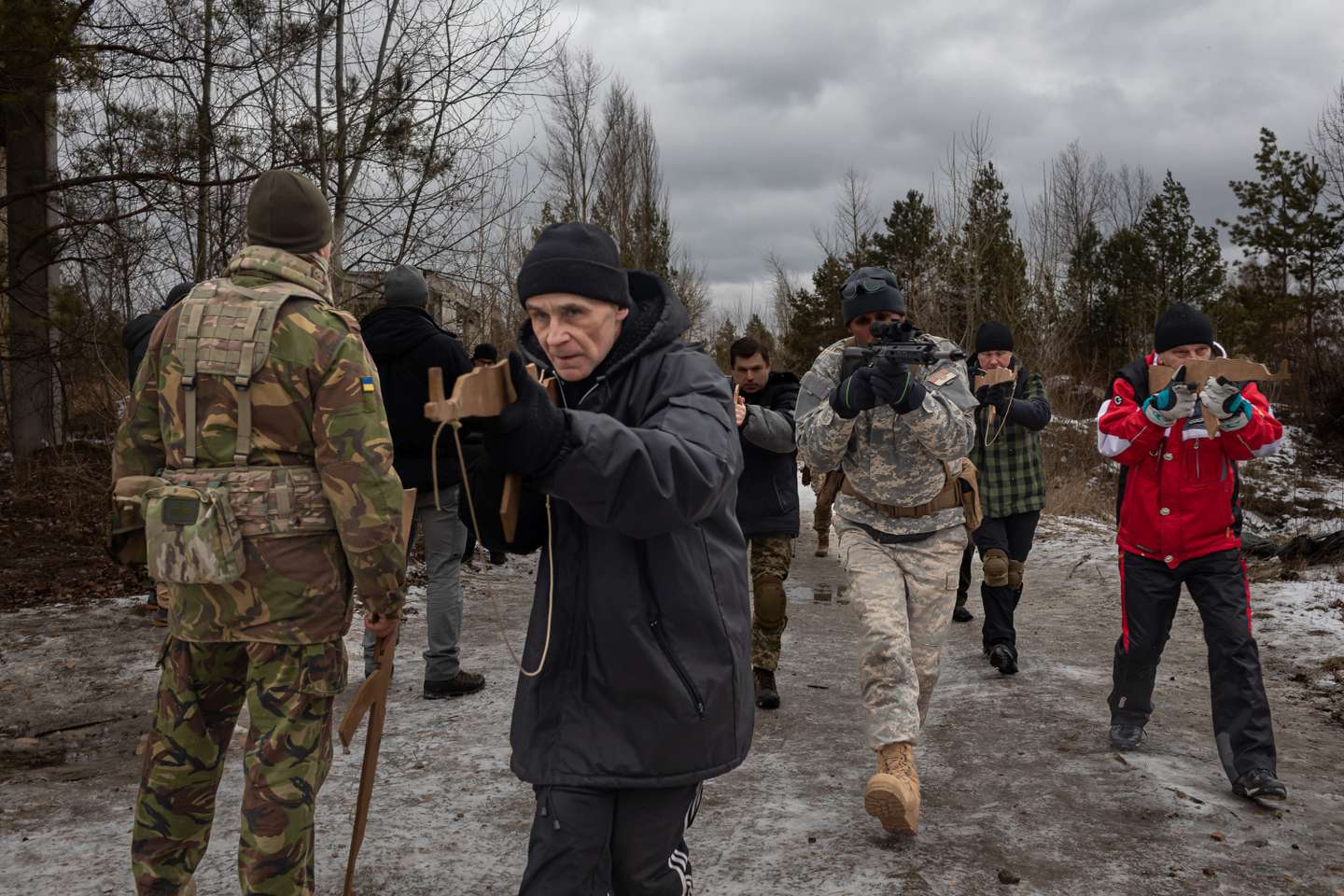 Civis ucranianos realizam treinos militares voluntários nos arredores de Kiev, na preparação de um corpo paramilitar que irá apoiar o exército ucraniano em caso de invasão por parte da Rússia