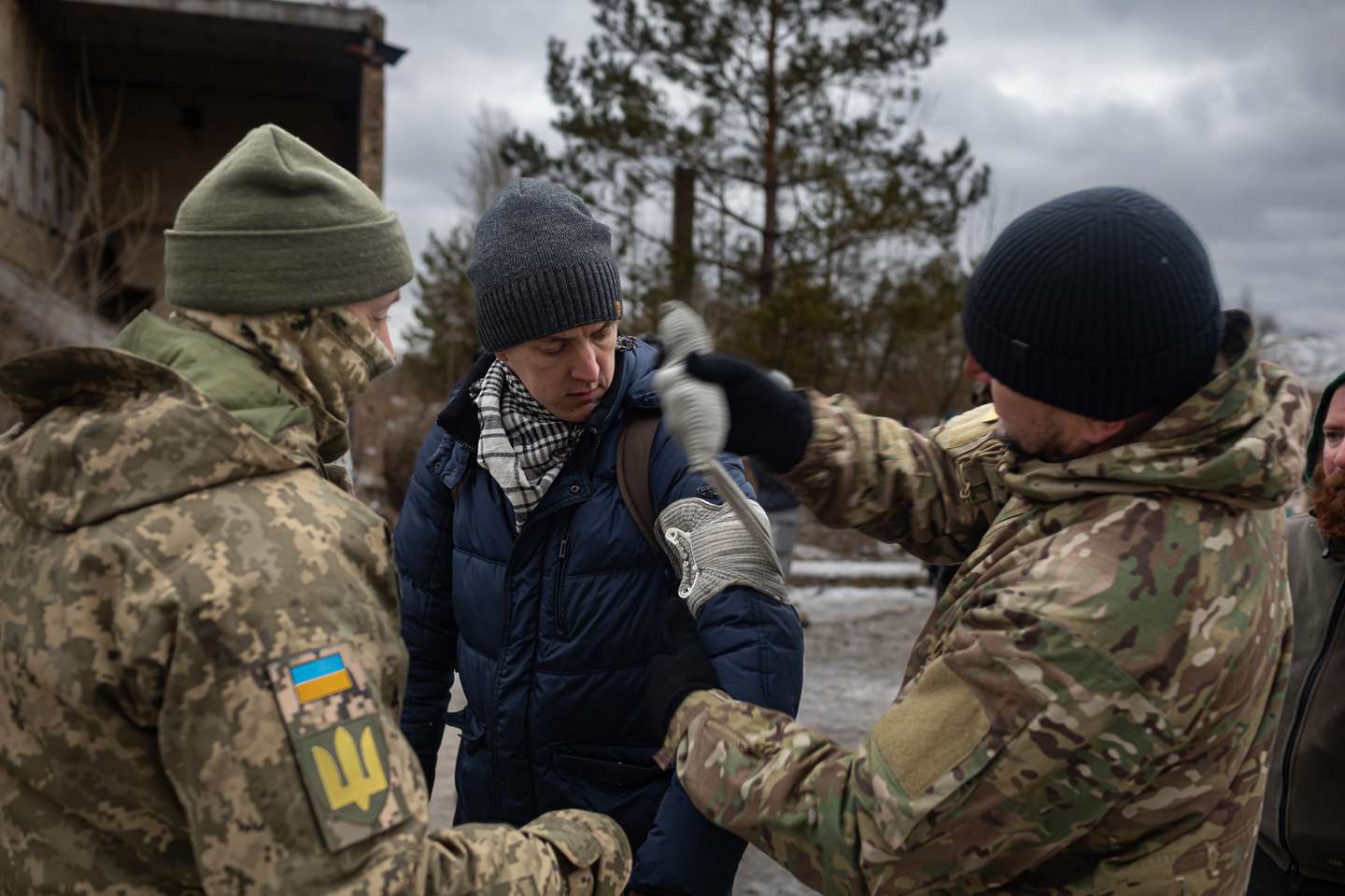 Civis ucranianos realizam treinos militares voluntários nos arredores de Kiev, na preparação de um corpo paramilitar que irá apoiar o exército ucraniano em caso de invasão por parte da Rússia