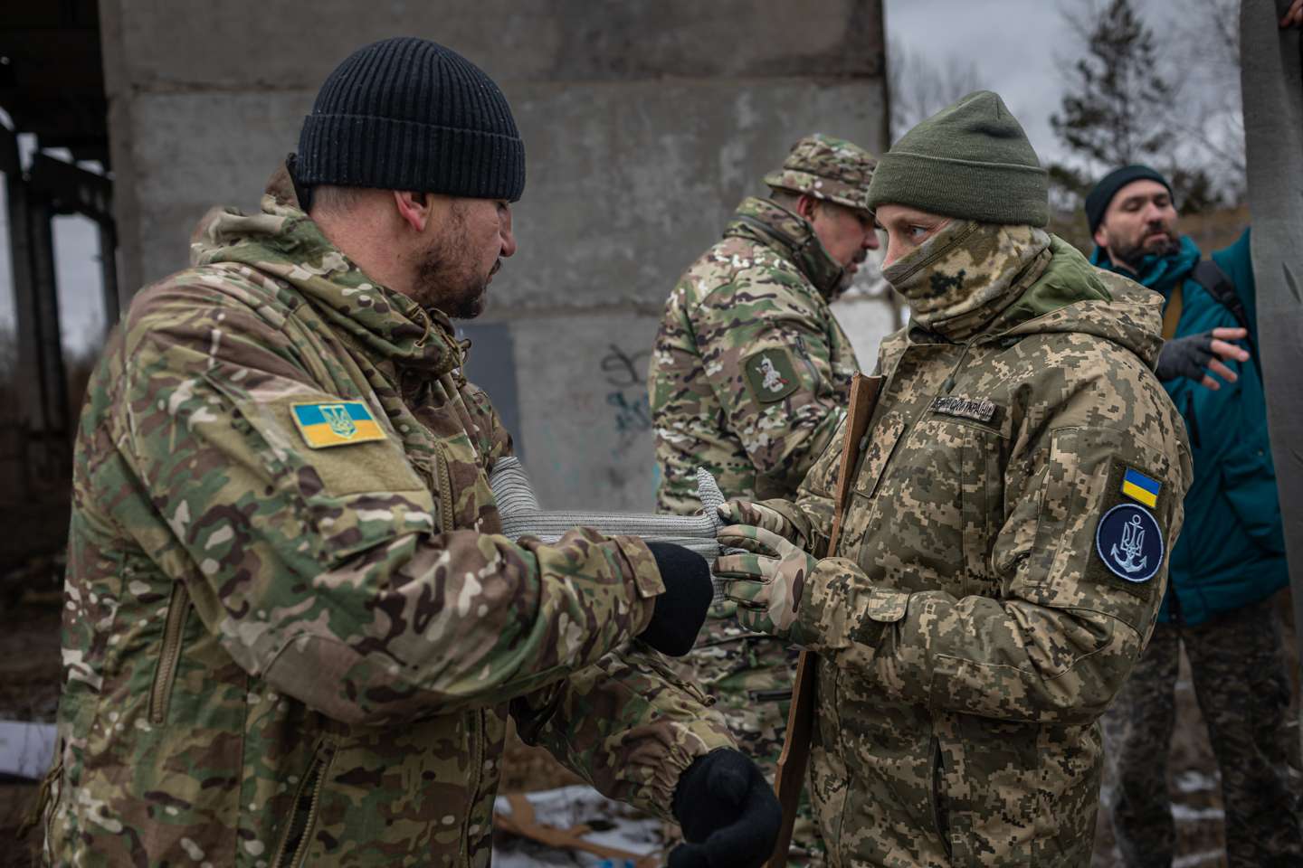 Civis ucranianos realizam treinos militares voluntários nos arredores de Kiev, na preparação de um corpo paramilitar que irá apoiar o exército ucraniano em caso de invasão por parte da Rússia