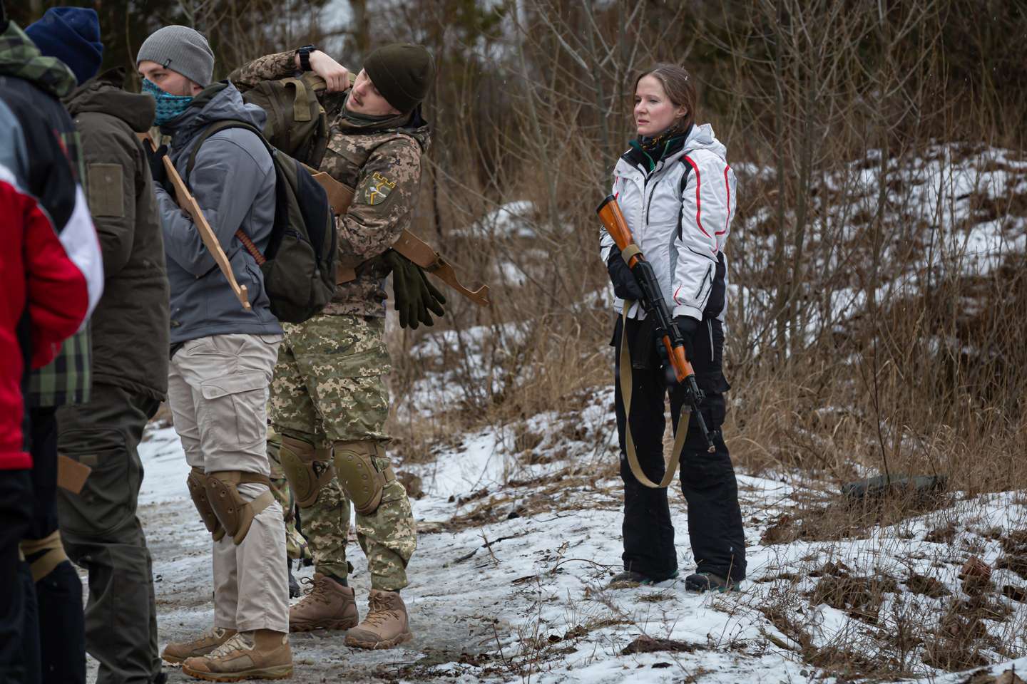 Civis ucranianos realizam treinos militares voluntários nos arredores de Kiev, na preparação de um corpo paramilitar que irá apoiar o exército ucraniano em caso de invasão por parte da Rússia