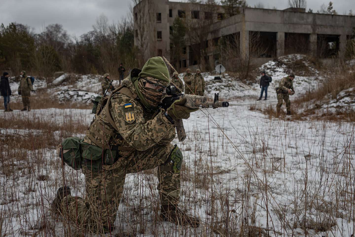 Civis ucranianos realizam treinos militares voluntários nos arredores de Kiev, na preparação de um corpo paramilitar que irá apoiar o exército ucraniano em caso de invasão por parte da Rússia