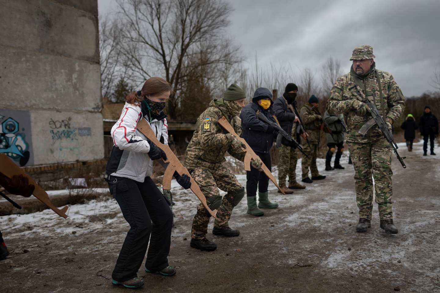 Civis ucranianos realizam treinos militares voluntários nos arredores de Kiev, na preparação de um corpo paramilitar que irá apoiar o exército ucraniano em caso de invasão por parte da Rússia