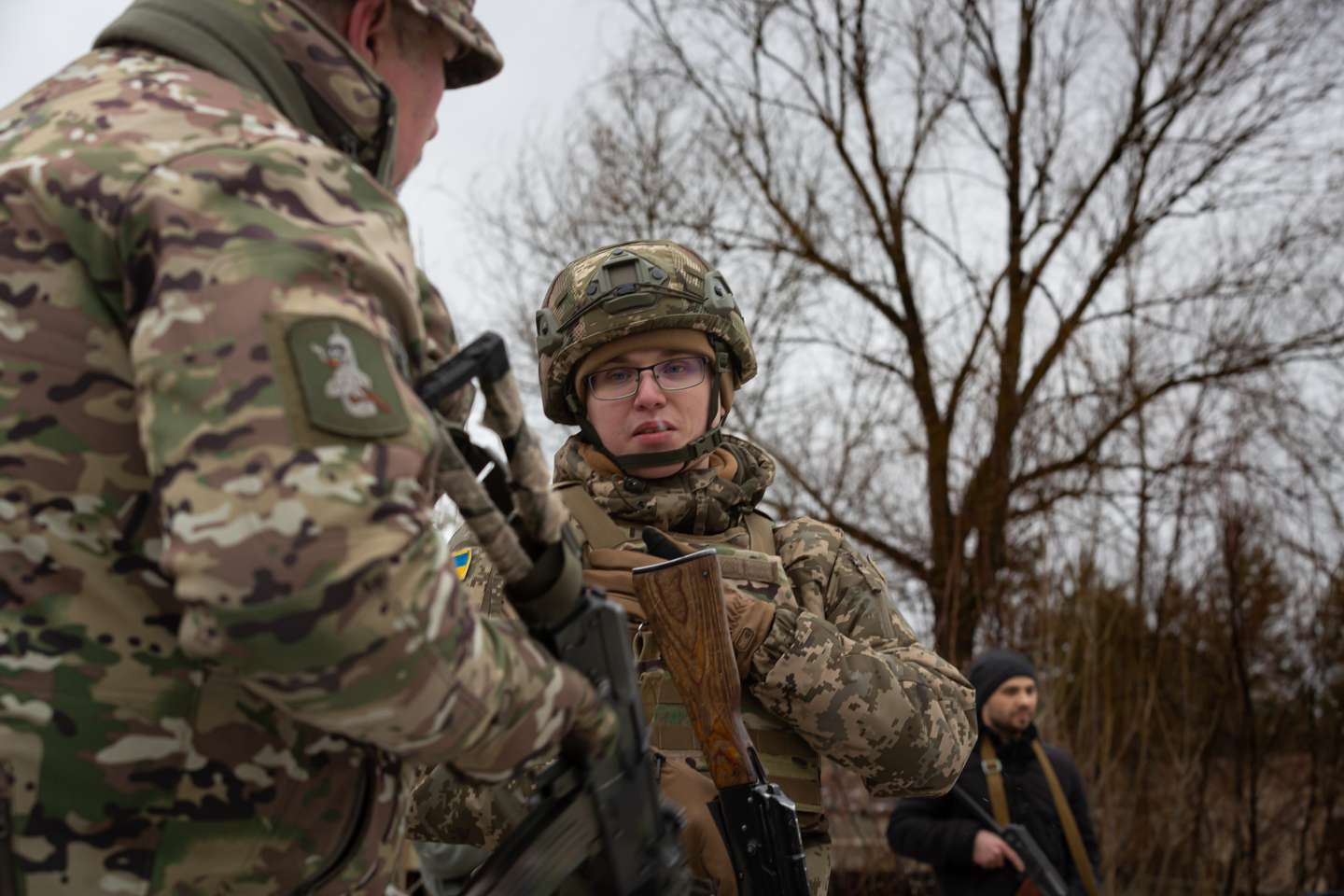 Civis ucranianos realizam treinos militares voluntários nos arredores de Kiev, na preparação de um corpo paramilitar que irá apoiar o exército ucraniano em caso de invasão por parte da Rússia