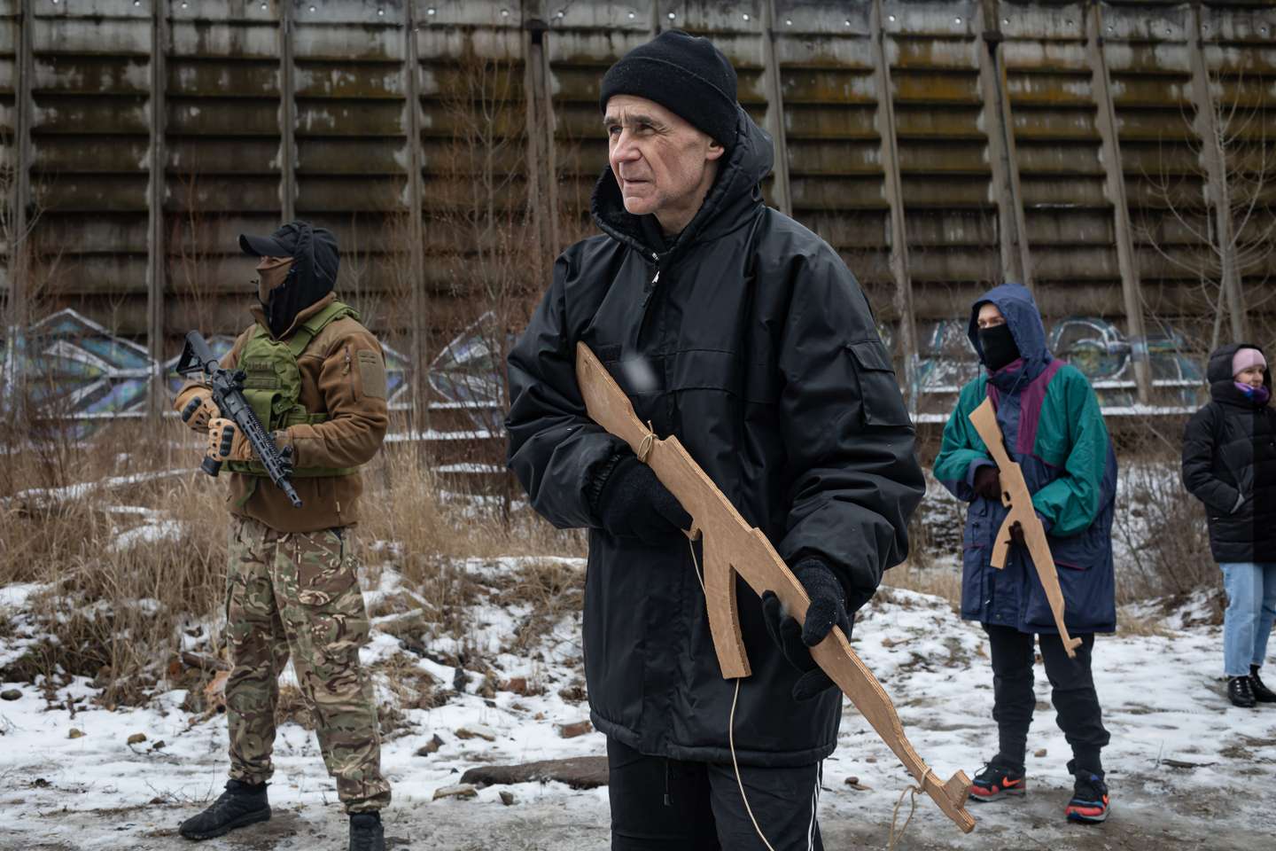 Civis ucranianos realizam treinos militares voluntários nos arredores de Kiev, na preparação de um corpo paramilitar que irá apoiar o exército ucraniano em caso de invasão por parte da Rússia