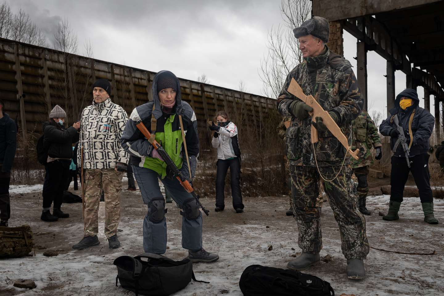 Civis ucranianos realizam treinos militares voluntários nos arredores de Kiev, na preparação de um corpo paramilitar que irá apoiar o exército ucraniano em caso de invasão por parte da Rússia