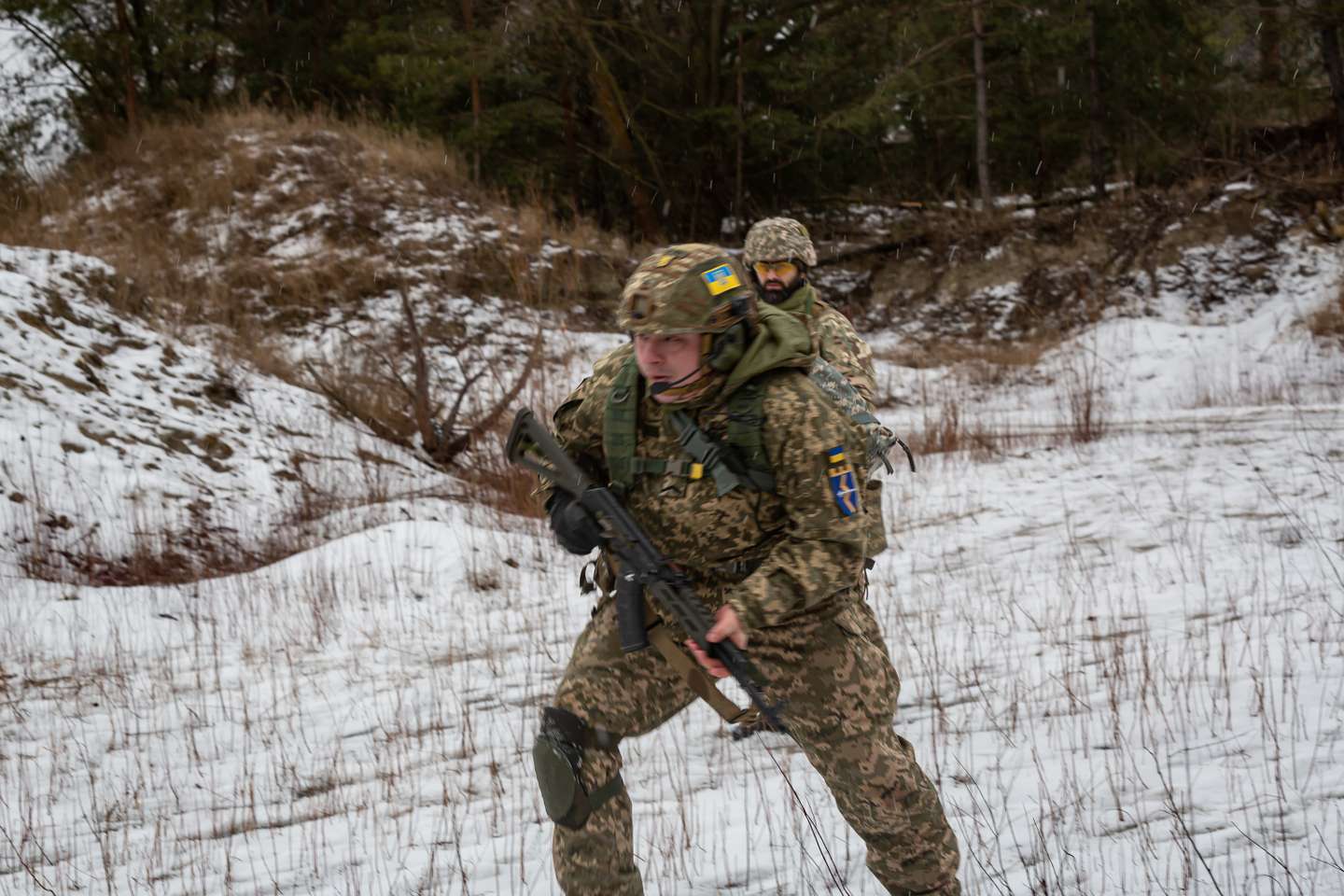Civis ucranianos realizam treinos militares voluntários nos arredores de Kiev, na preparação de um corpo paramilitar que irá apoiar o exército ucraniano em caso de invasão por parte da Rússia